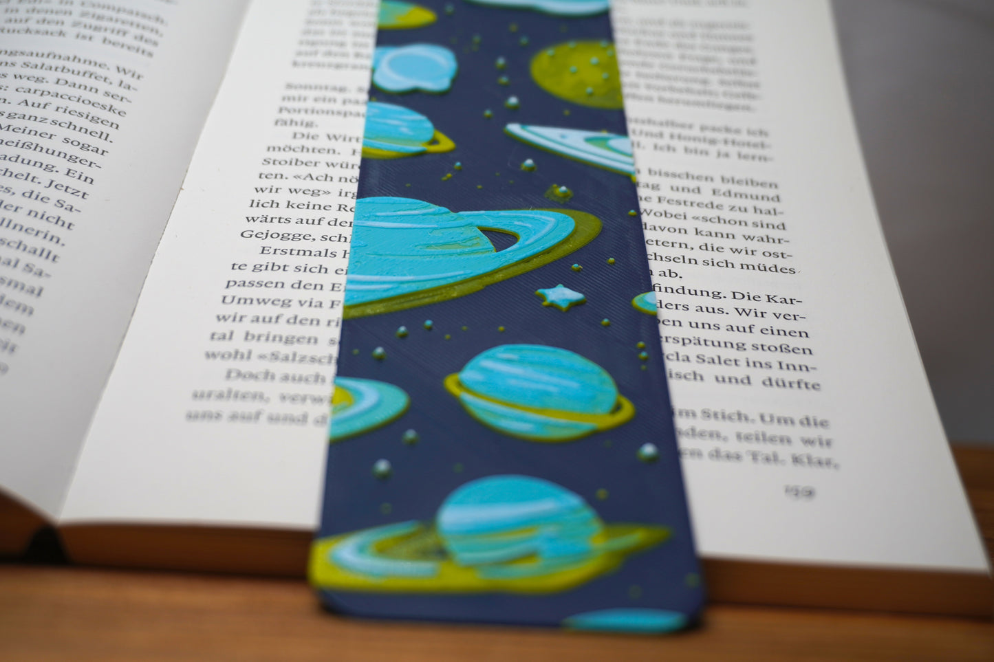 Lesezeichen mit Weltraummotiv – Planeten und Sterne, wahlweise mit oder ohne Quaste