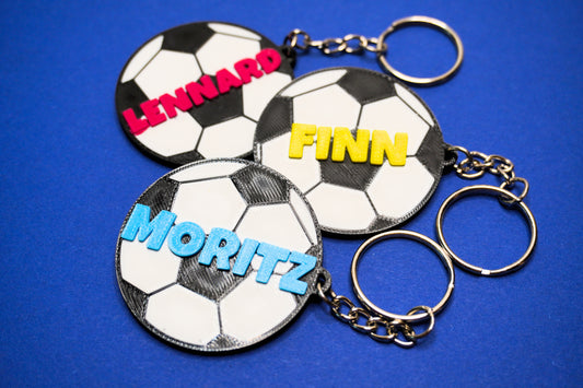 Fußball-Schlüsselanhänger in Schwarz-Weiß mit personalisiertem Namensaufdruck und Kette