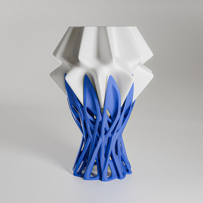 Detailaufnahme des organischen Baumwurzel-Designs am Lampenfuß