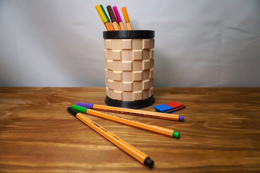 Stifthalter mit Karo-Muster im 3D-Effekt, Rand und Boden in der Farbe frei wählbar