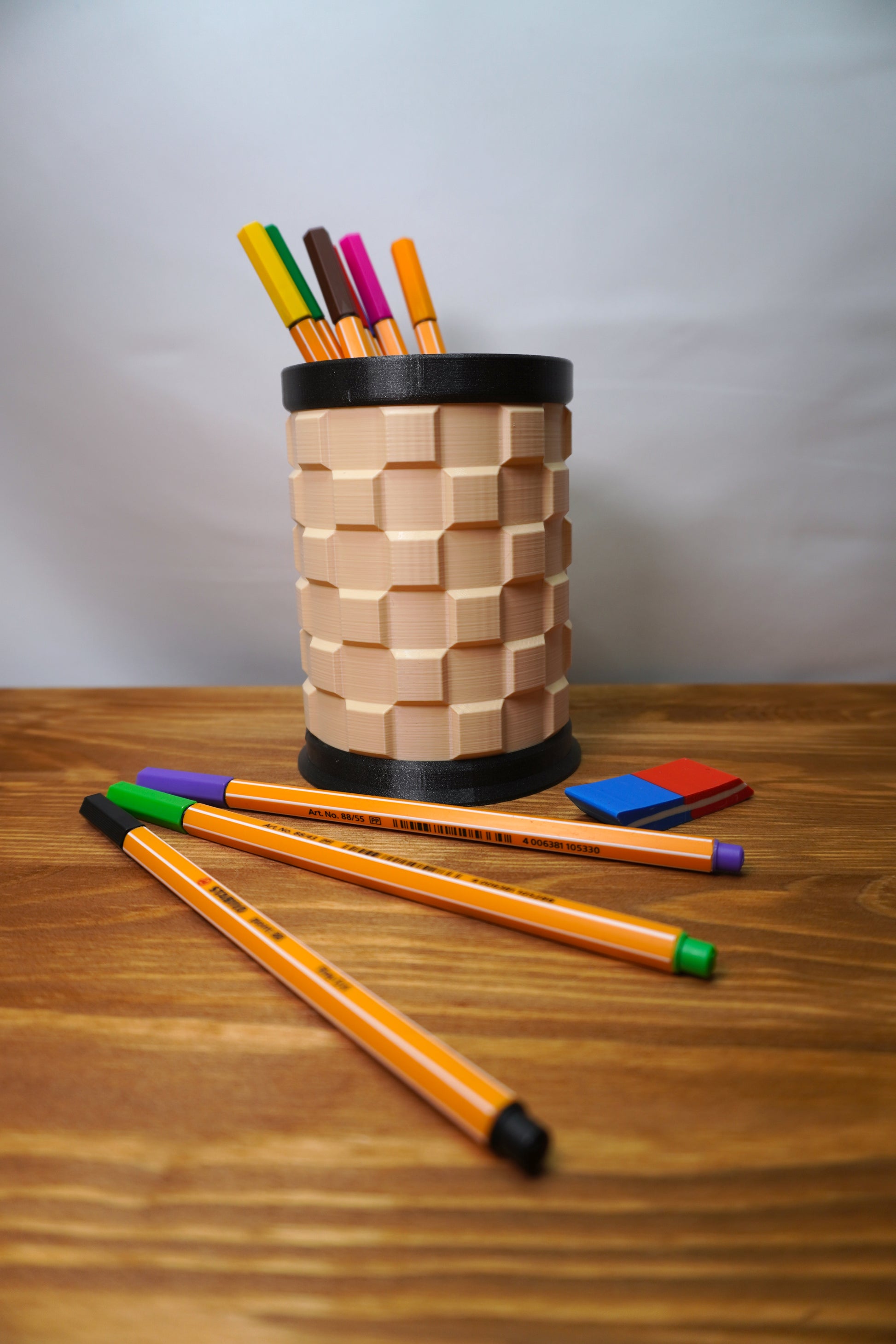 Moderner Stifthalter mit Karo-Muster und 3D-Effekt, wählbare Farben für oberen Rand und Boden