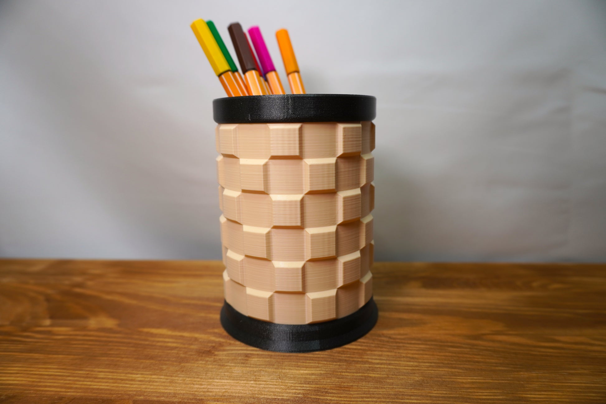 Stifthalter mit 3D-Karo-Muster, stabil und funktional, in verschiedenen Farben erhältlich