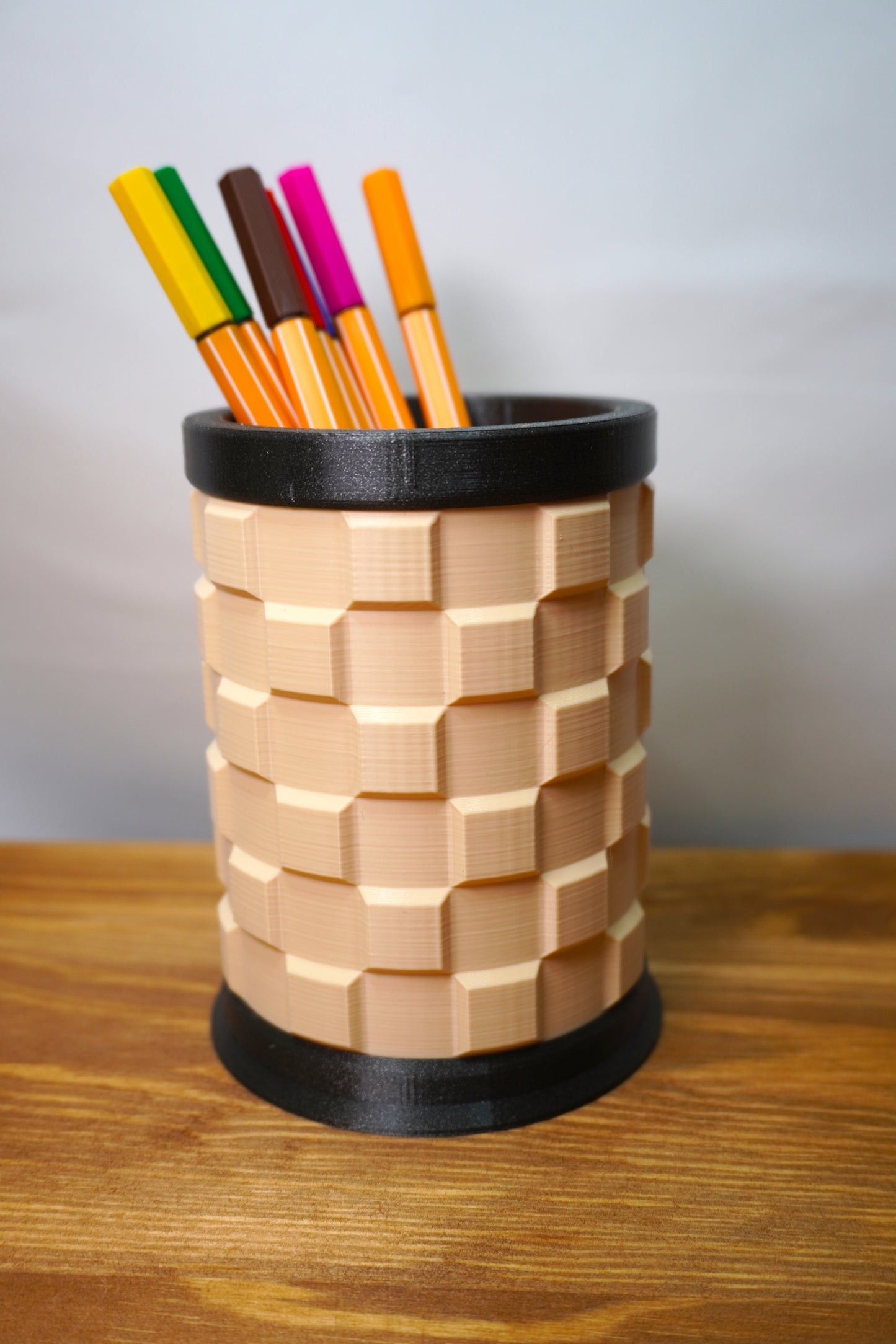 Nahaufnahme des Stifthalters im 3D-Karo-Design, Farbe für Rand und Boden individuell anpassbar