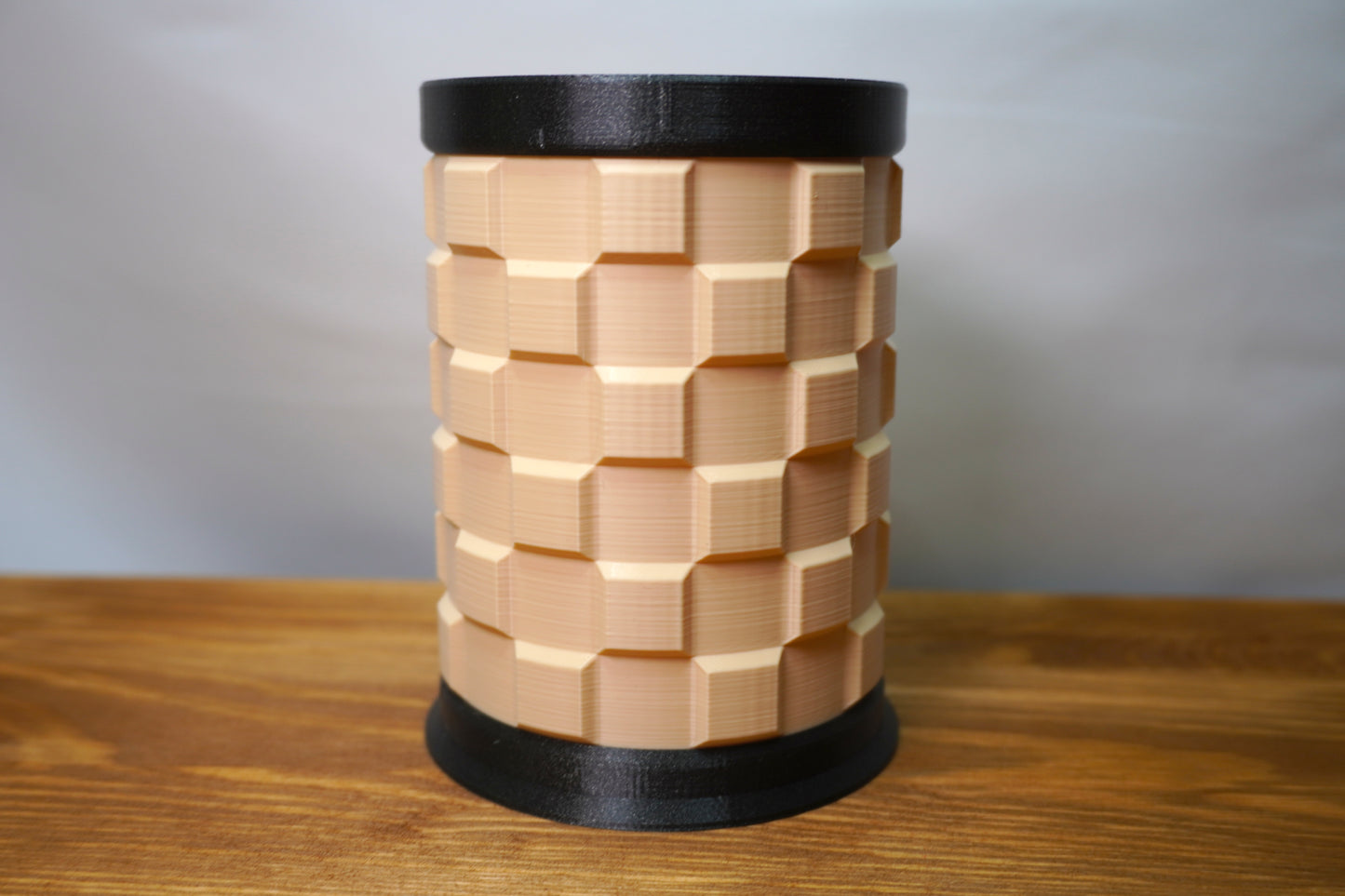 Stifthalter mit einzigartigem 3D-Effekt im Karo-Design, farblich anpassbar für Schreibtischorganisation