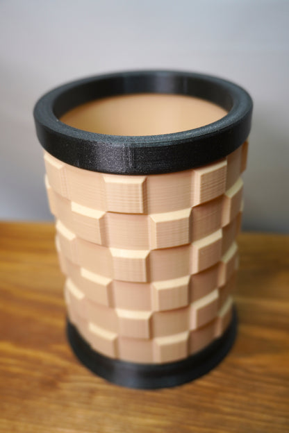 Stifthalter mit Karo-Muster im 3D-Effekt – Farbe für Rand und Boden frei wählbar