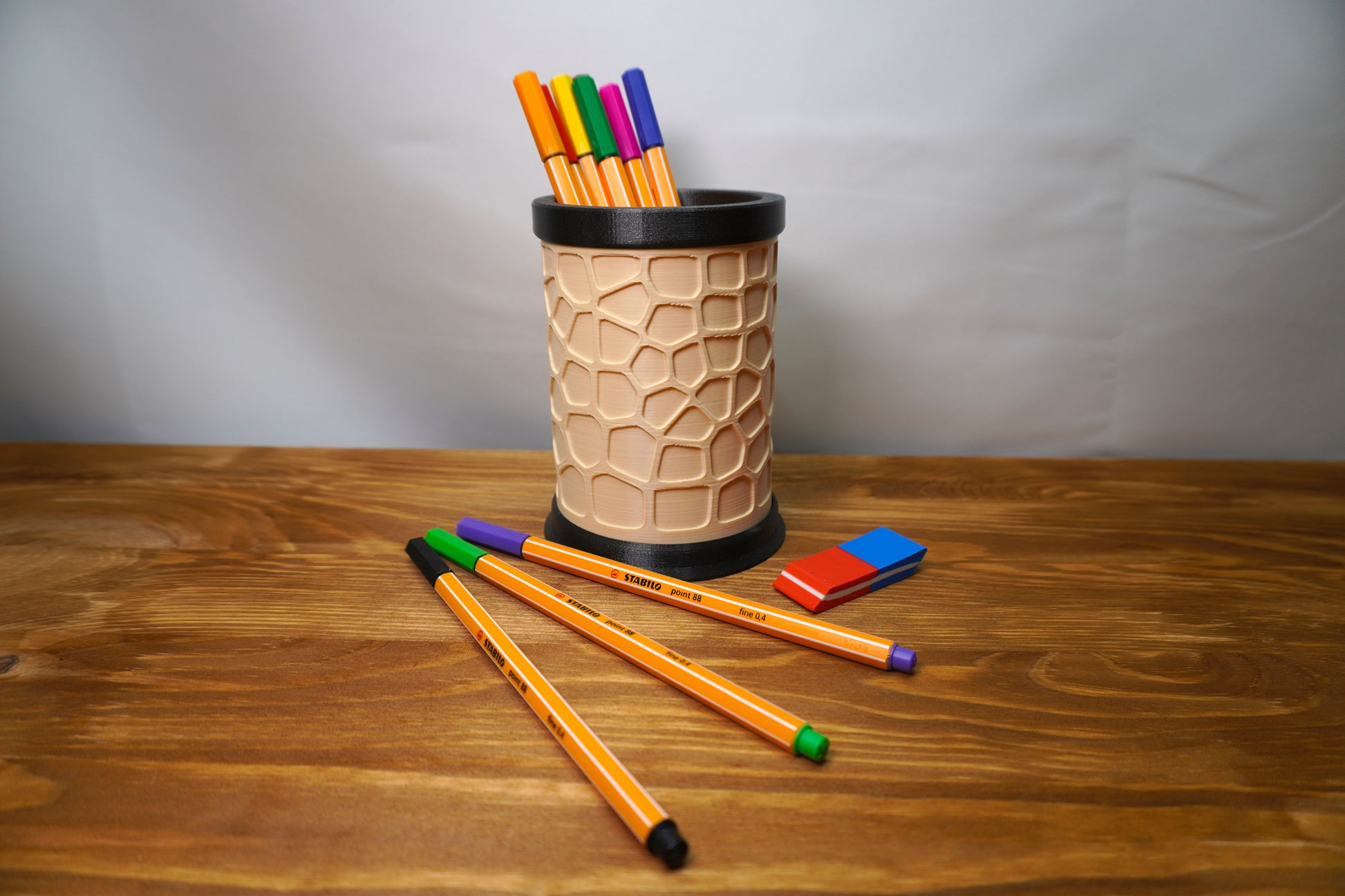 Stifthalter im modernen Voronoi-Stil, ideal für Schreibtische, Farbe frei wählbar