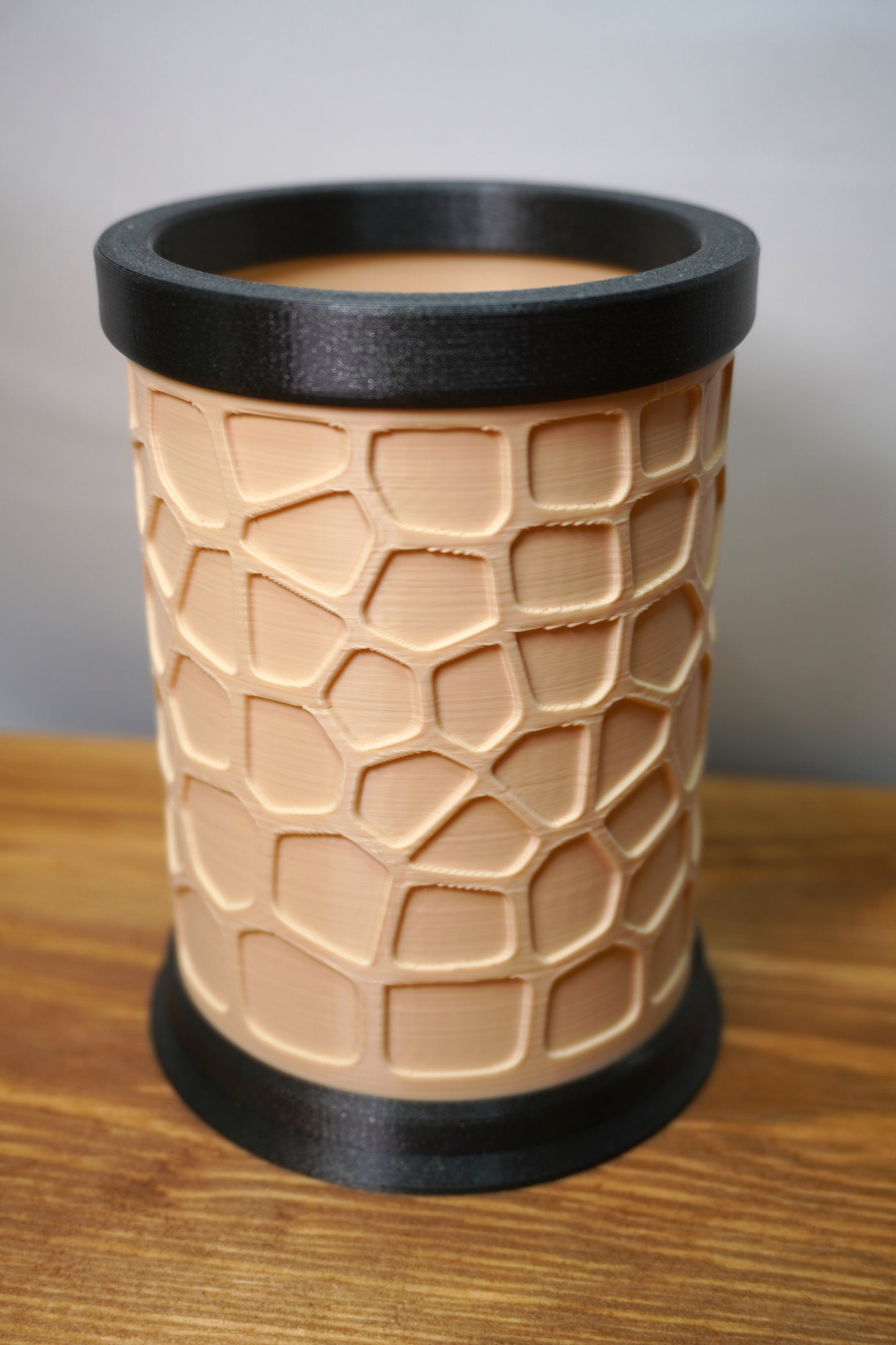 Stifthalter mit Voronoi-Muster – Farbe frei wählbar für Korpus, Rand und Boden