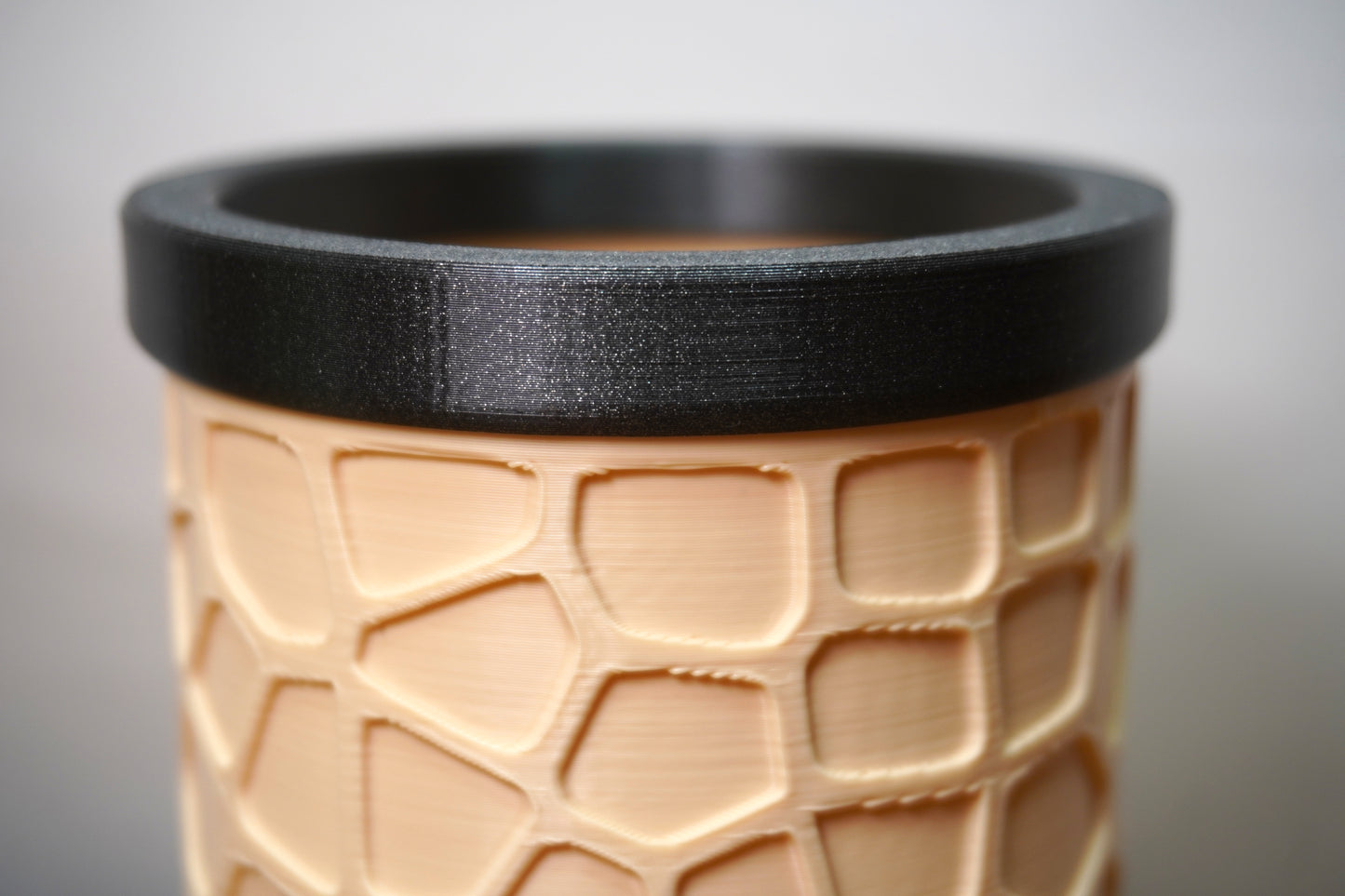 Nahaufnahme des Stifthalters im Voronoi-Design, Farbe individuell anpassbar für Rand und Boden