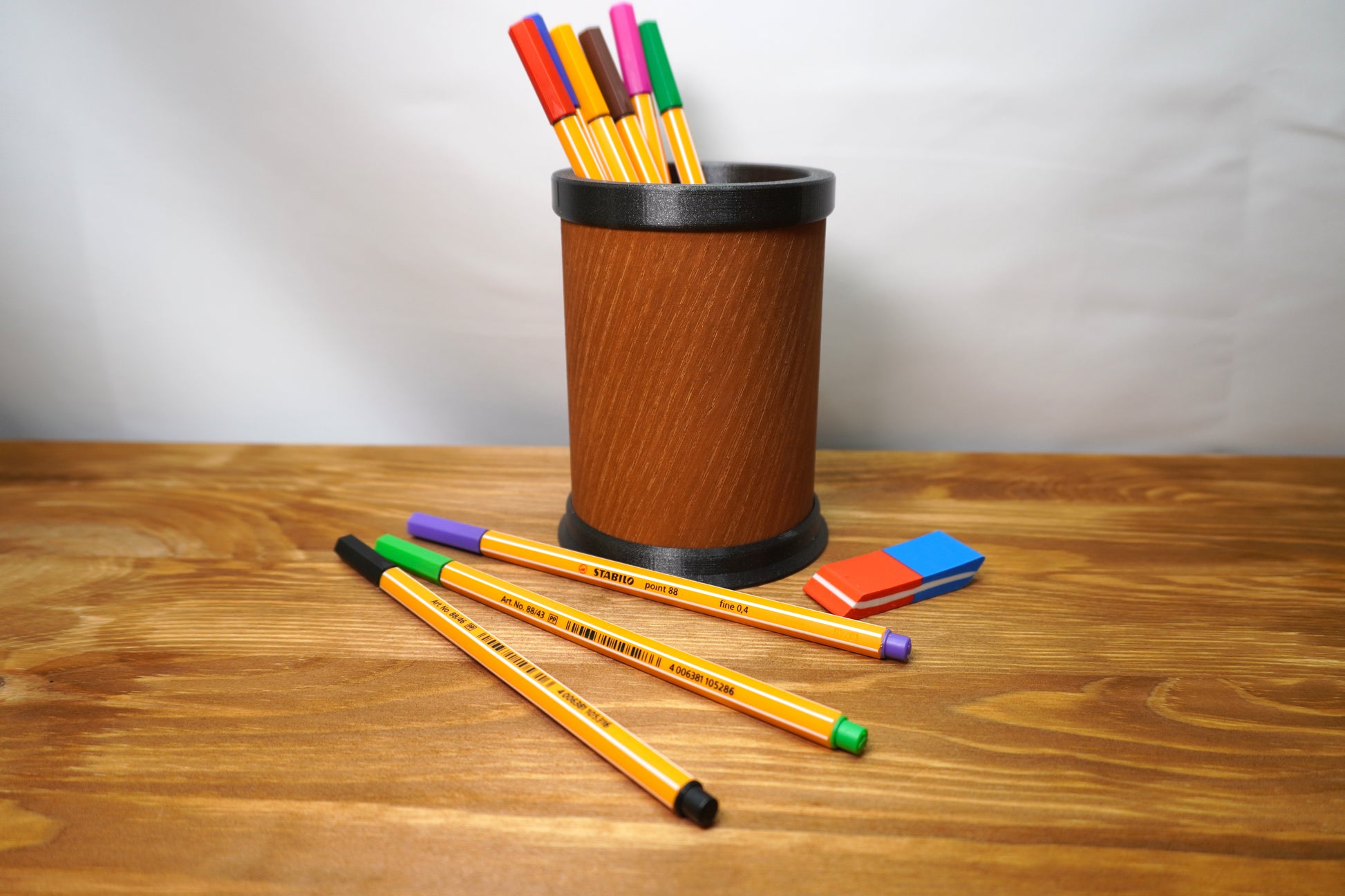 Stifthalter aus Pinienholz mit individuell wählbarem Rand und Boden, in verschiedenen Farben erhältlich