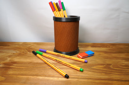 Stifthalter aus Pinienholz mit individuell wählbarem Rand und Boden, in verschiedenen Farben erhältlich
