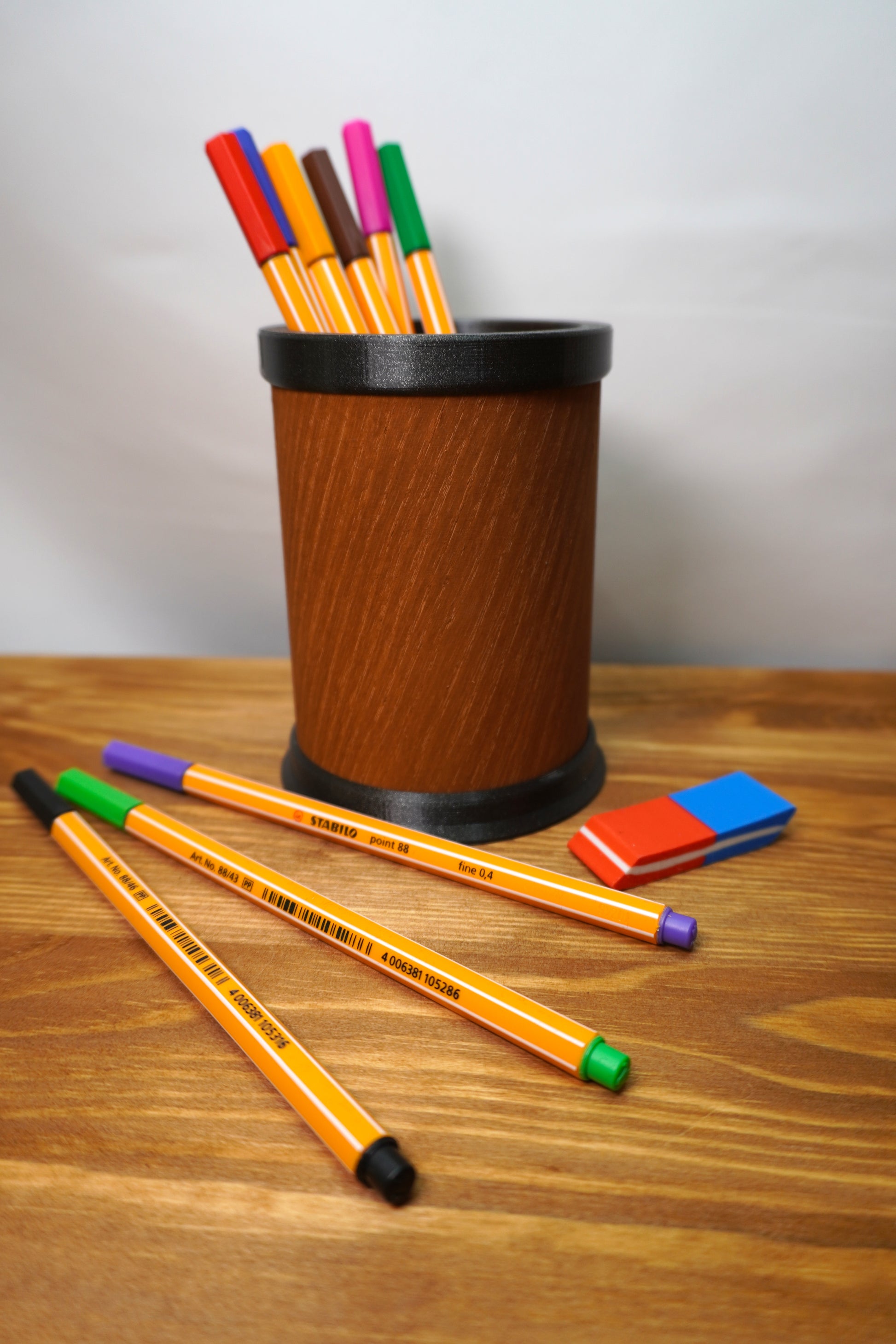 Nahaufnahme des Stifthalters aus Pinienholz mit frei wählbarem Rand und Boden, ideal für Schreibtischorganisation