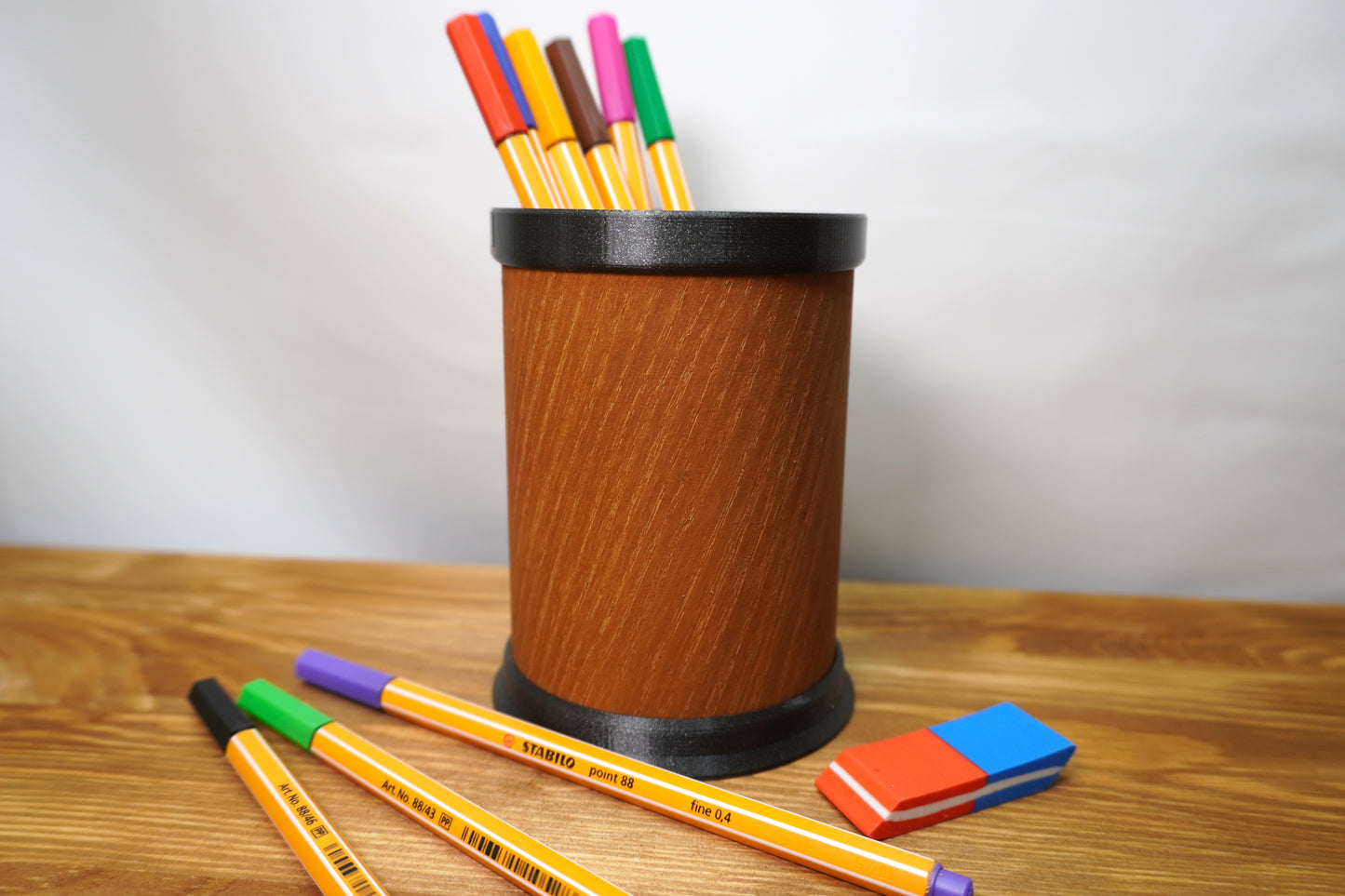 Stifthalter aus natürlichem Pinienholz mit farblich anpassbarem Rand und Boden, modern und funktional