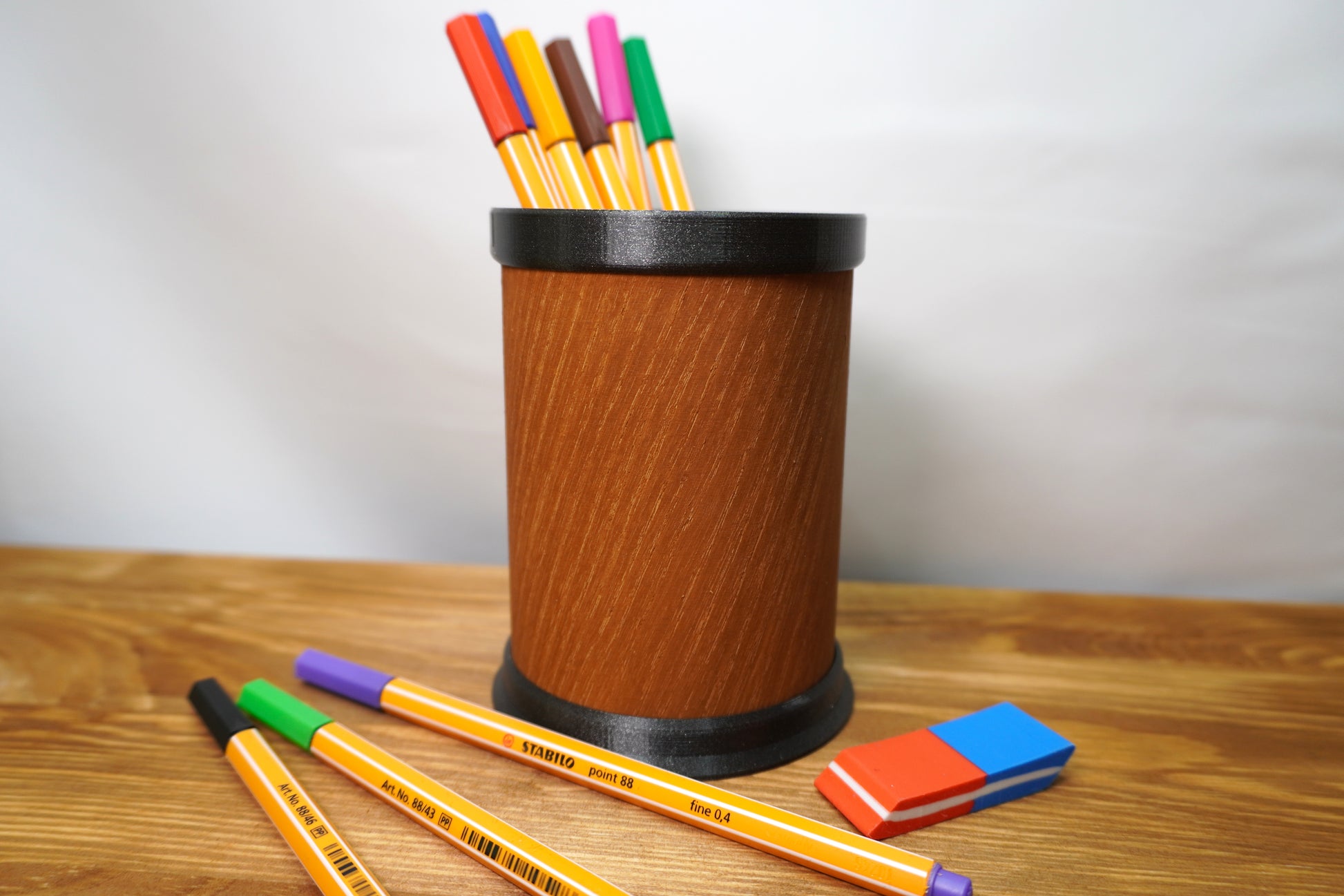 Stifthalter aus natürlichem Pinienholz mit farblich anpassbarem Rand und Boden, modern und funktional