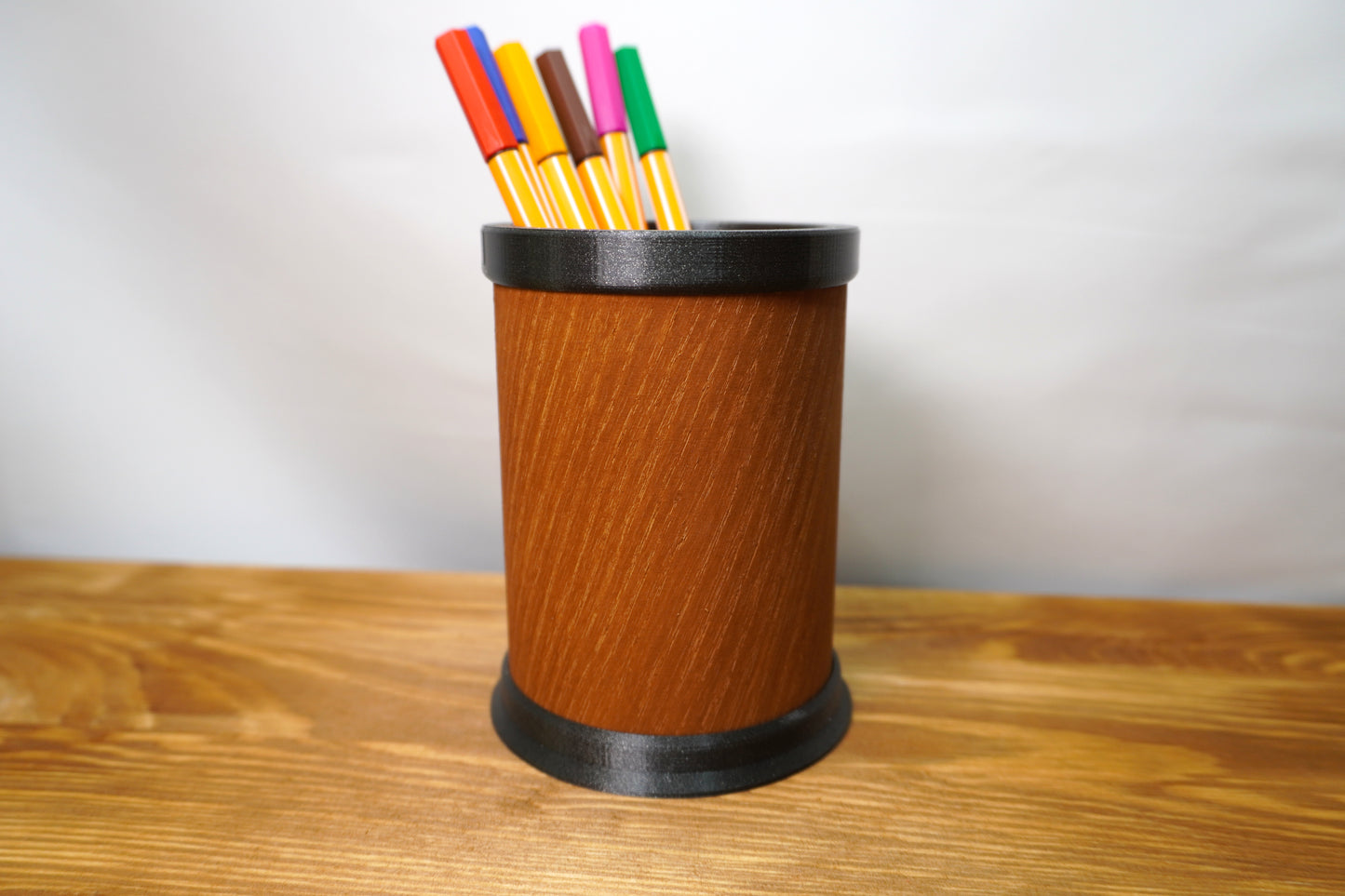 Eleganter Stifthalter aus Holz und modernem Material, Farbe des oberen Randes und Bodens frei wählbar