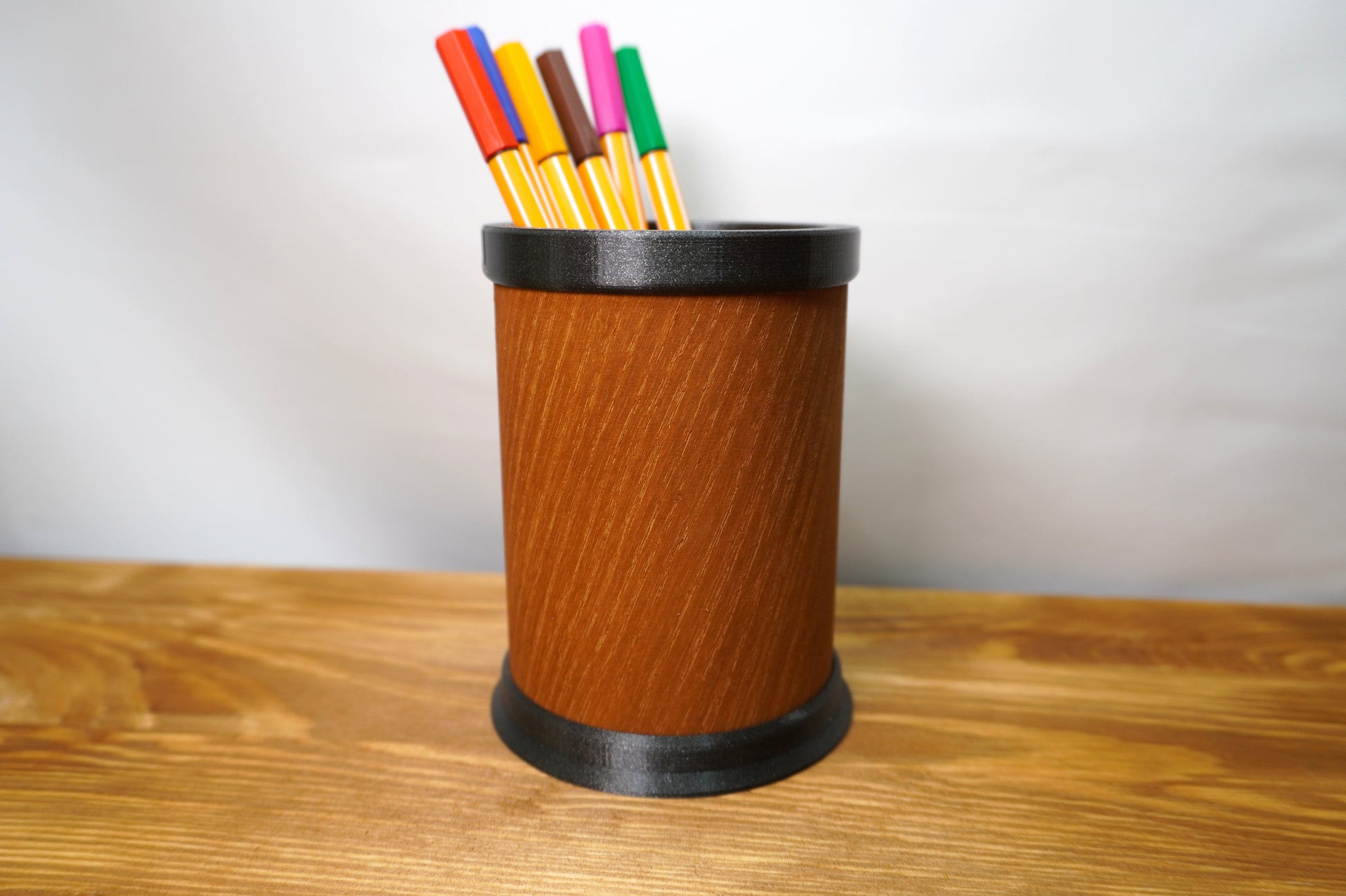 Eleganter Stifthalter aus Holz und modernem Material, Farbe des oberen Randes und Bodens frei wählbar