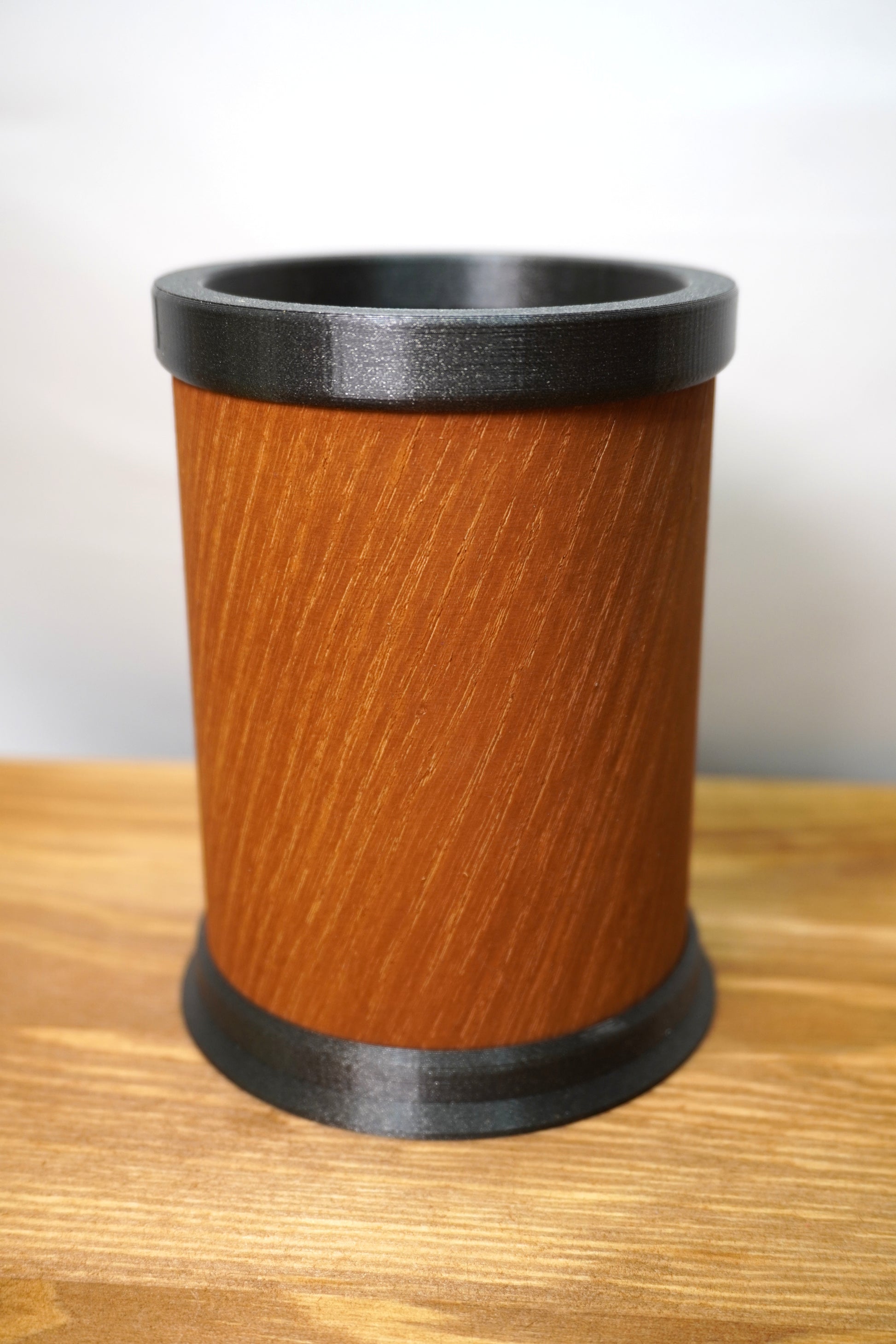 Hochwertiger Stifthalter aus Pinienholz mit individuellem Rand und Boden, perfekt für den Schreibtisch