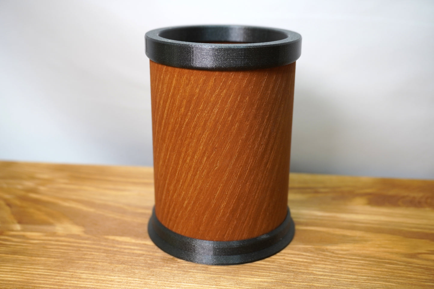 Stifthalter aus Pinienholz mit individuell wählbarem Rand und Boden – Farbe frei wählbar