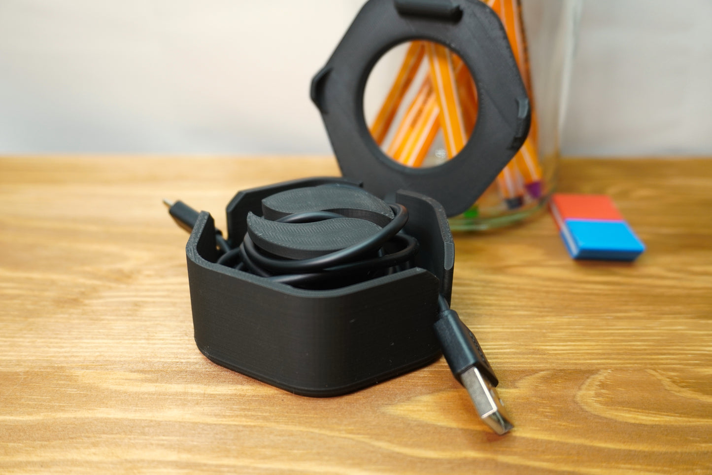 Kabelorganizer-Box für Reisen, in der das Kabel sicher aufgerollt und verstaut werden kann