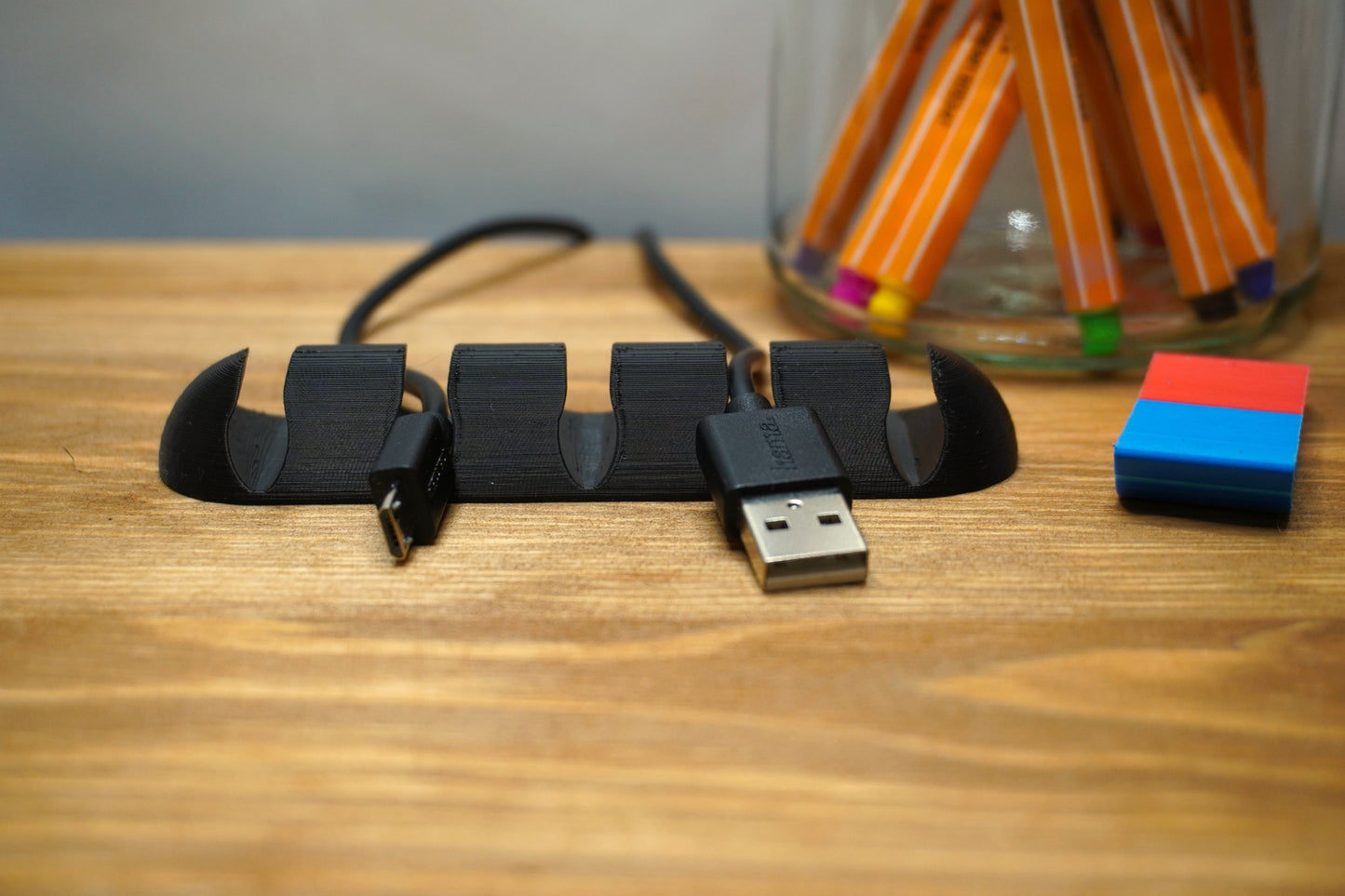 Kabelhalter zur Befestigung mit doppelseitigem Klebestreifen, in verschiedenen Größen und Farben erhältlich