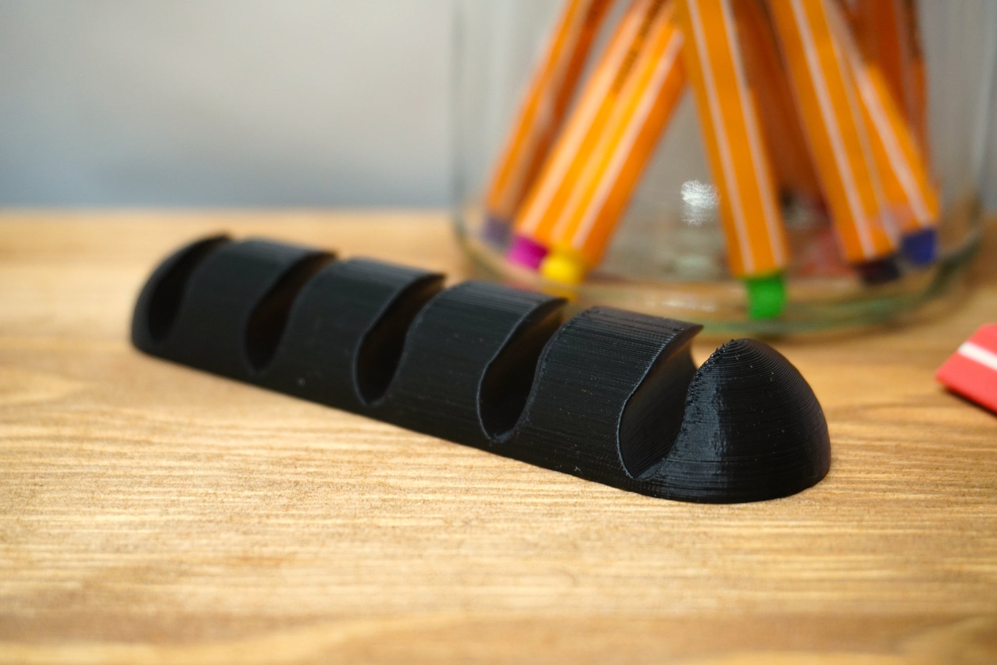 Praktischer Kabelhalter für Schreibtischorganisation, in verschiedenen Größen und Farben anpassbar