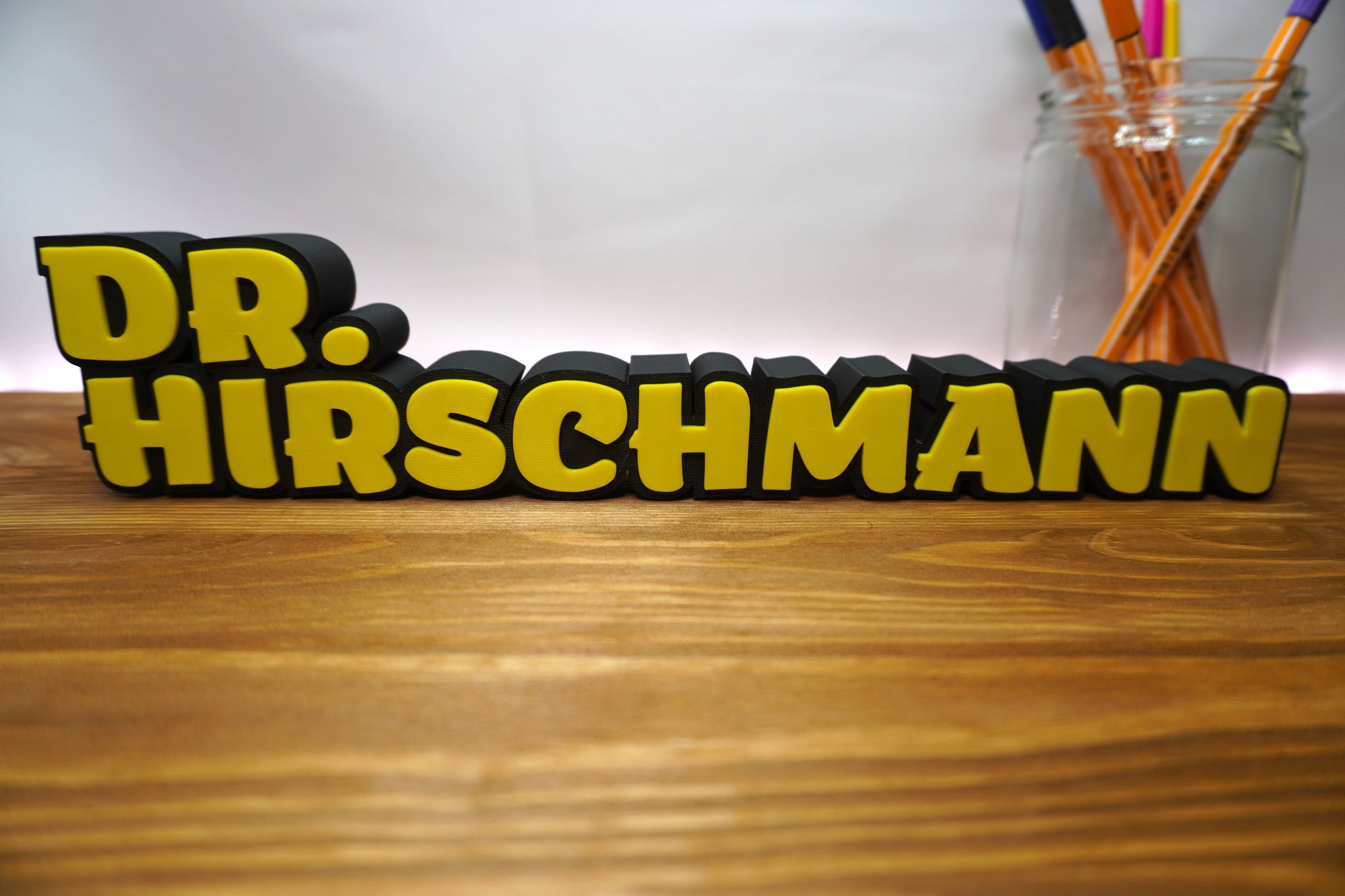 Personalisiertes Namensschild mit Dr.-Titel, farblich anpassbare Umrandung und Schriftfarbe, perfekt für Praxen und Büros