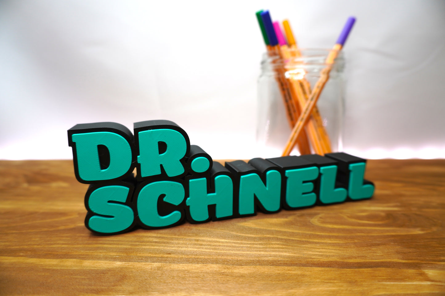 Namensschild für den Schreibtisch, personalisierbar mit Dr.-Titel und anpassbarer Farbe für Schriftzug und Umrandung
