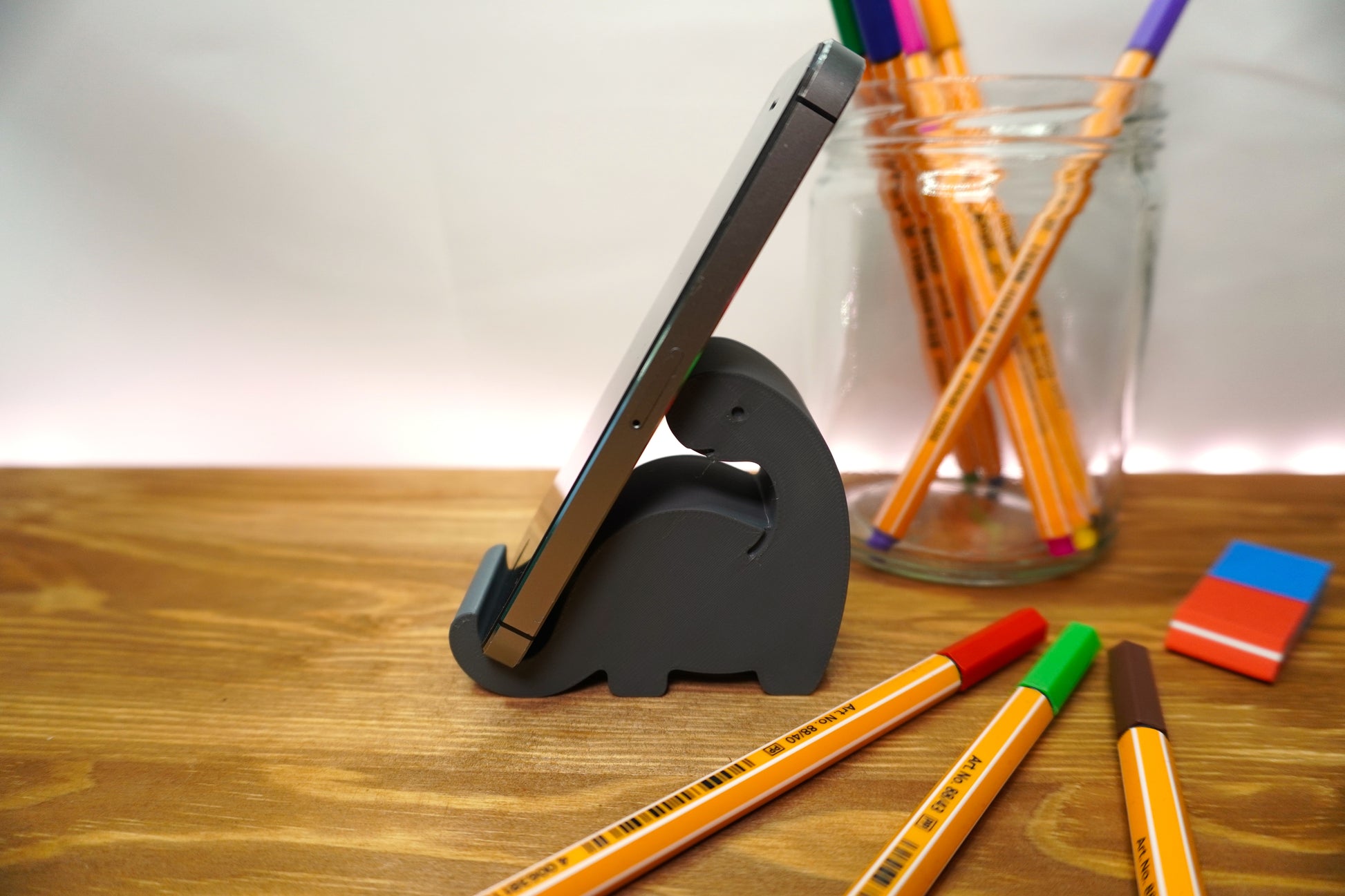 Handyhalterung im Dinosaurier-Design in frei wählbarer Farbe, ideal für den Schreibtisch