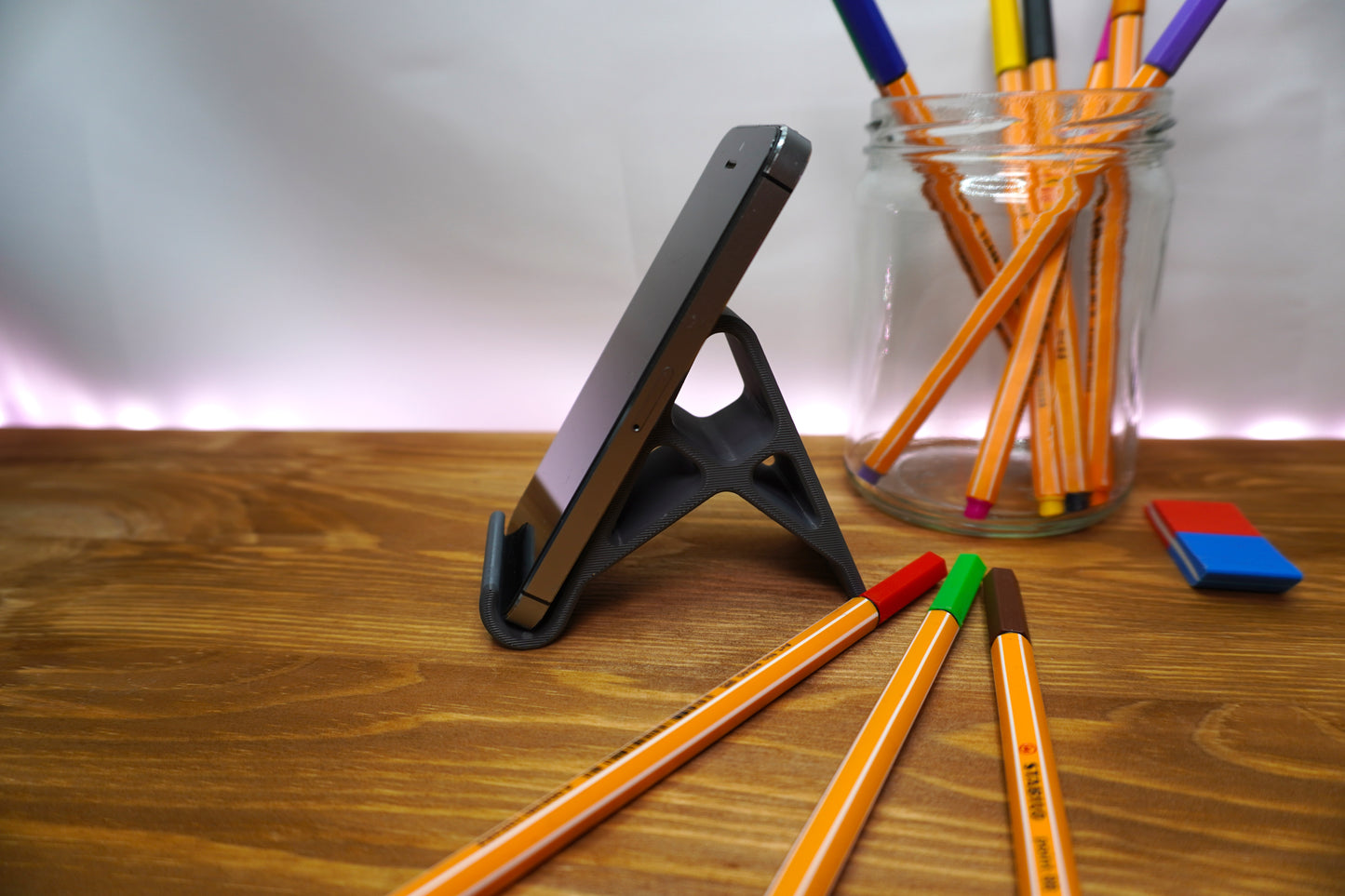 Stilvolle Handyhalterung in frei wählbarer Farbe, ideal für den Schreibtisch