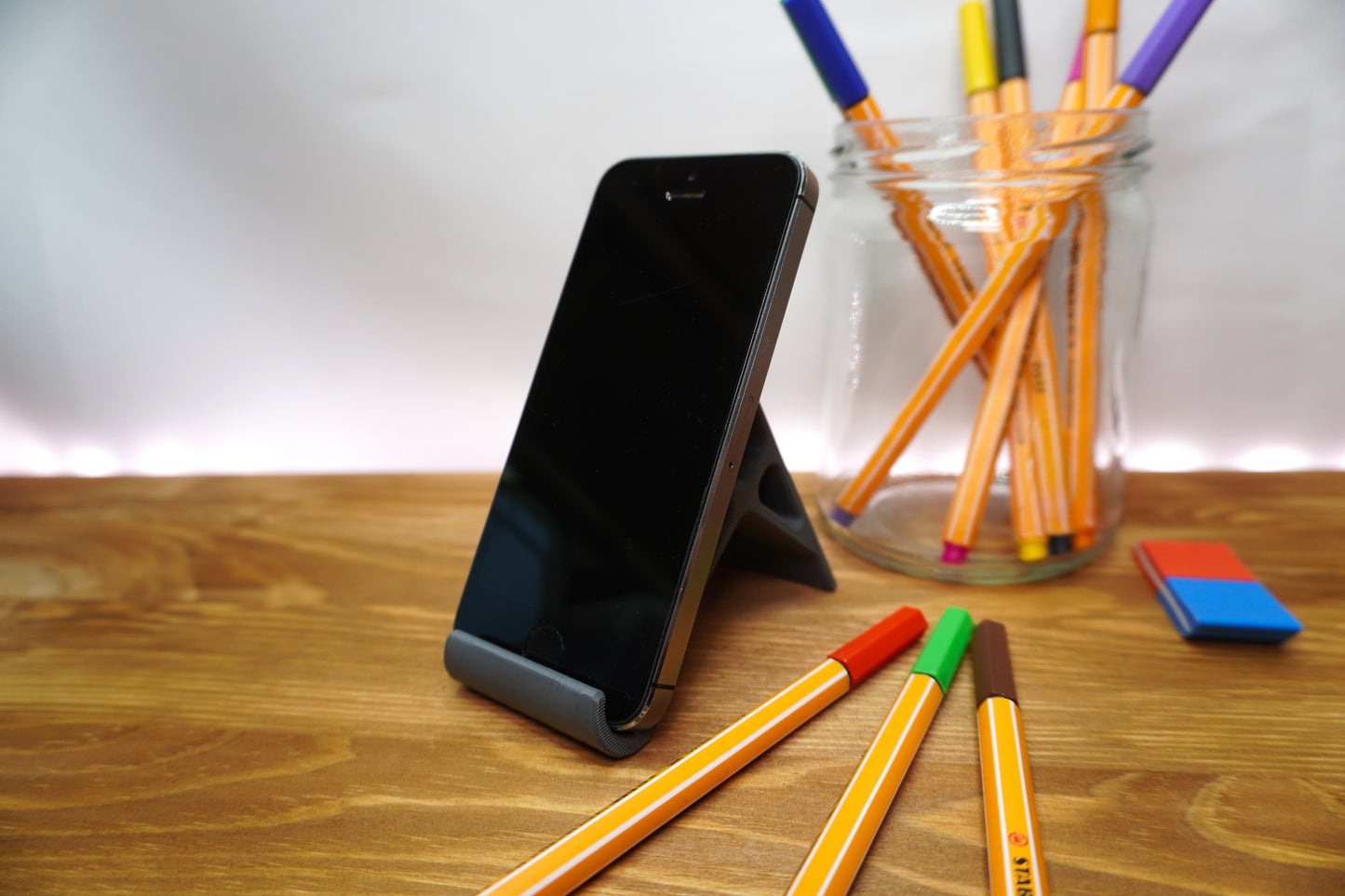 Handyhalterung auf dem Schreibtisch in elegantem Design, stabil und rutschfest