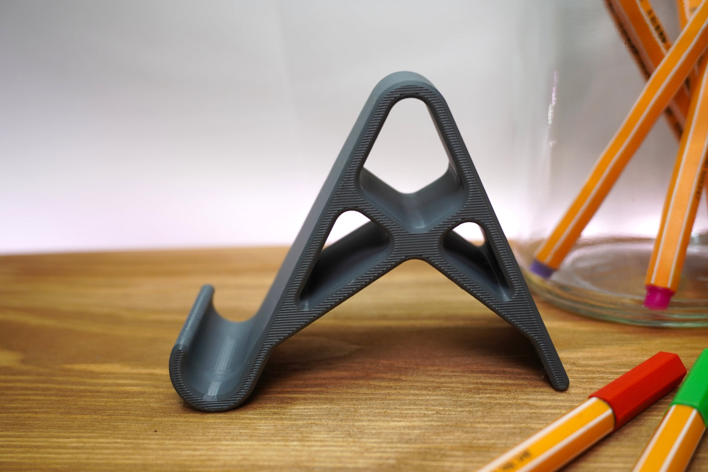 Stilvolle Handyhalterung – Farbe frei wählbar, ideal für Schreibtisch und Co.