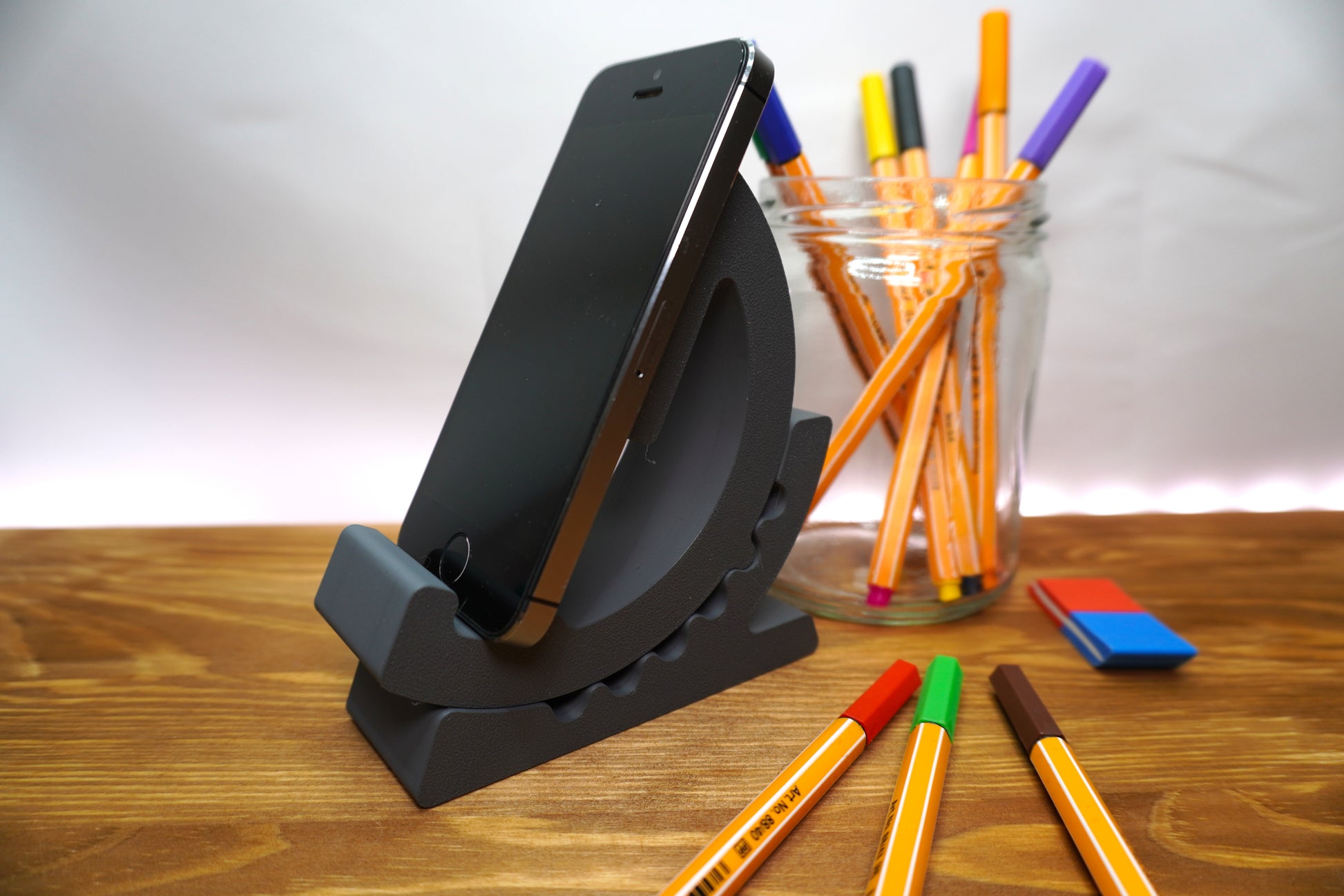 Verstellbare Handyhalterung im Zahnrad-Design, in verschiedenen Farben erhältlich