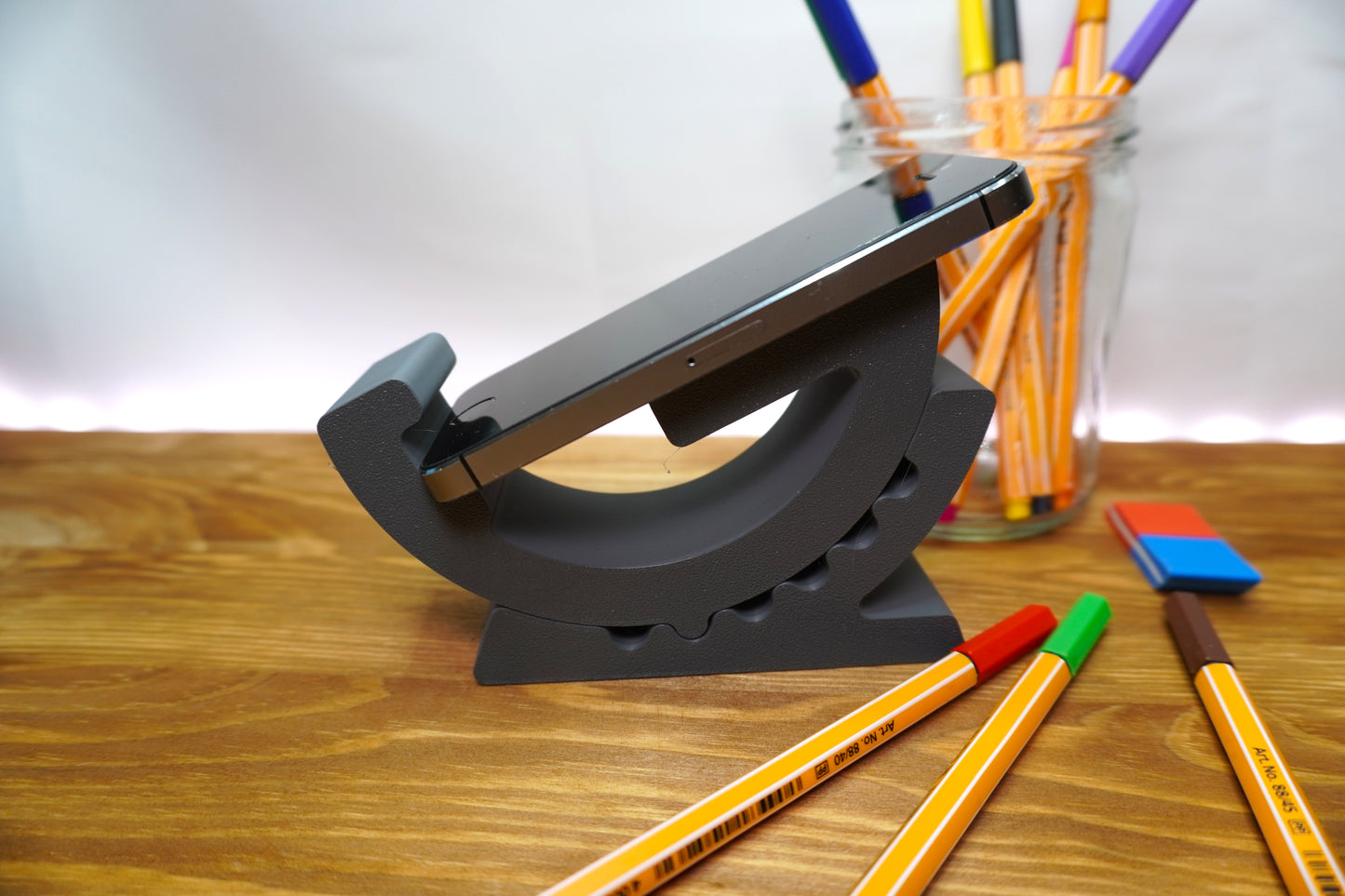 Moderne Handyhalterung im technischen Zahnrad-Design, in der Farbe frei wählbar