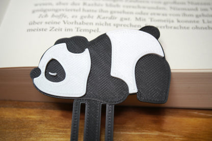 Panda-Lesezeichen im Buch aufgesteckt, perfekt für Bücher- und Panda-Fans