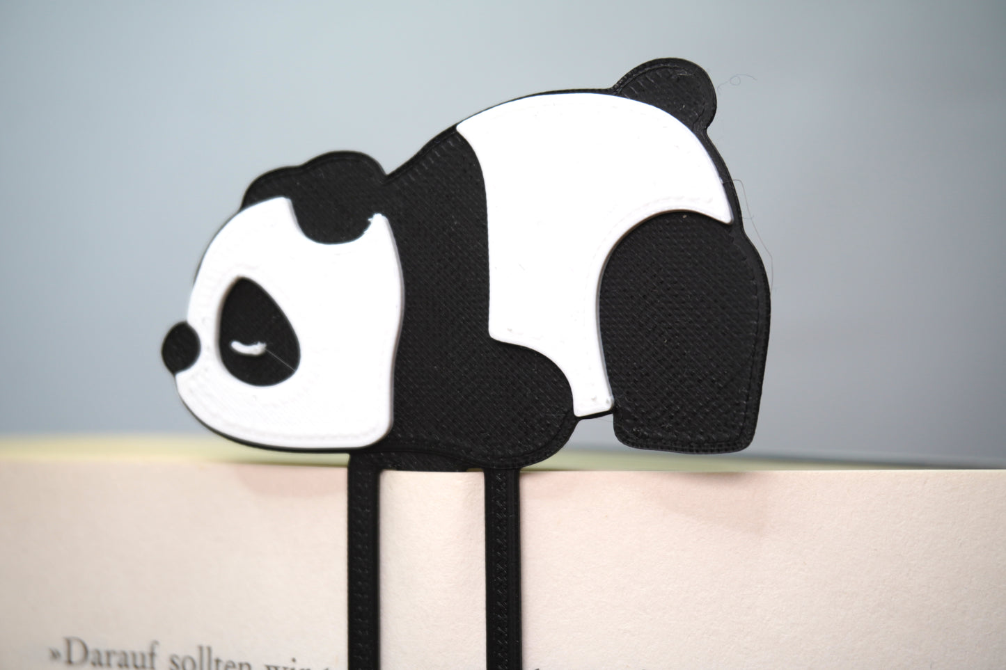 Panda-Lesezeichen zum Aufstecken in Schwarz und Weiß, steht aus dem Buch hervor