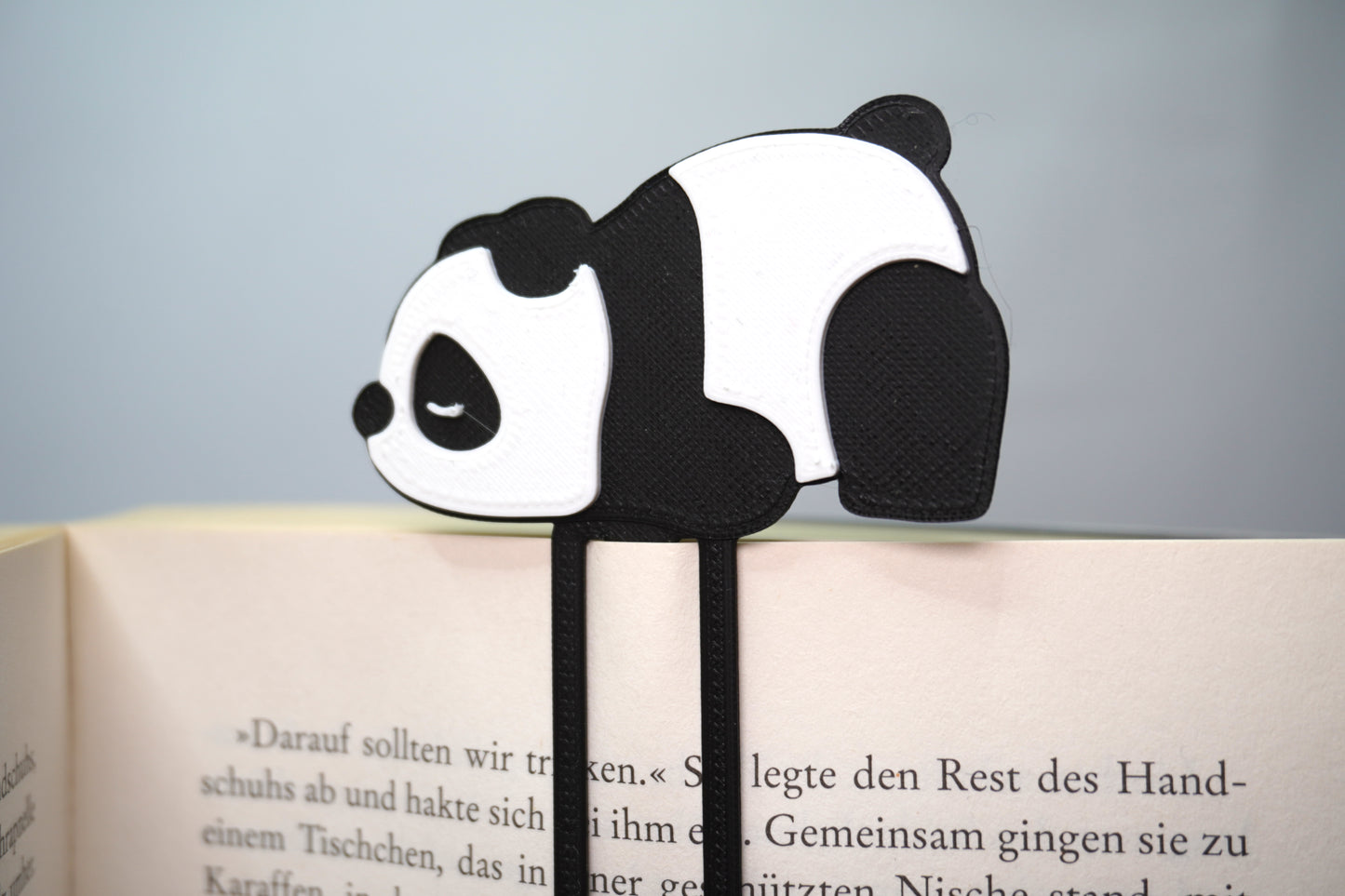 Niedliches Panda-Lesezeichen, das auf die Buchseite aufgesteckt wird, in Schwarz und Weiß