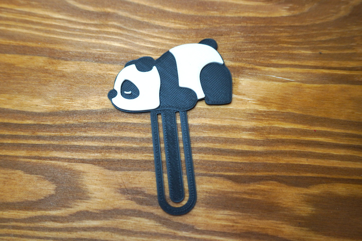 Robustes Panda-Lesezeichen, das aus dem Buch hervorragt, ideal für tägliche Leseabenteuer