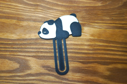 Robustes Panda-Lesezeichen, das aus dem Buch hervorragt, ideal für tägliche Leseabenteuer