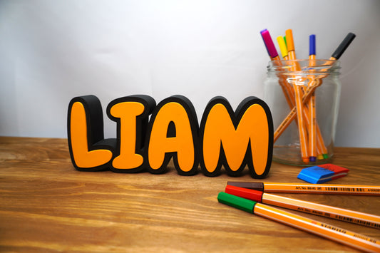 Personalisiertes Namensschild mit individuell wählbarem Namen und Umrandungsfarbe, ideal für den Schreibtisch