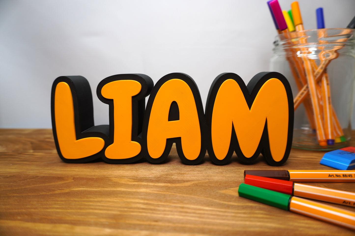 Personalisiertes Namensschild mit frei wählbarem Schriftzug und Umrandung, ideal für Büro oder Home-Office