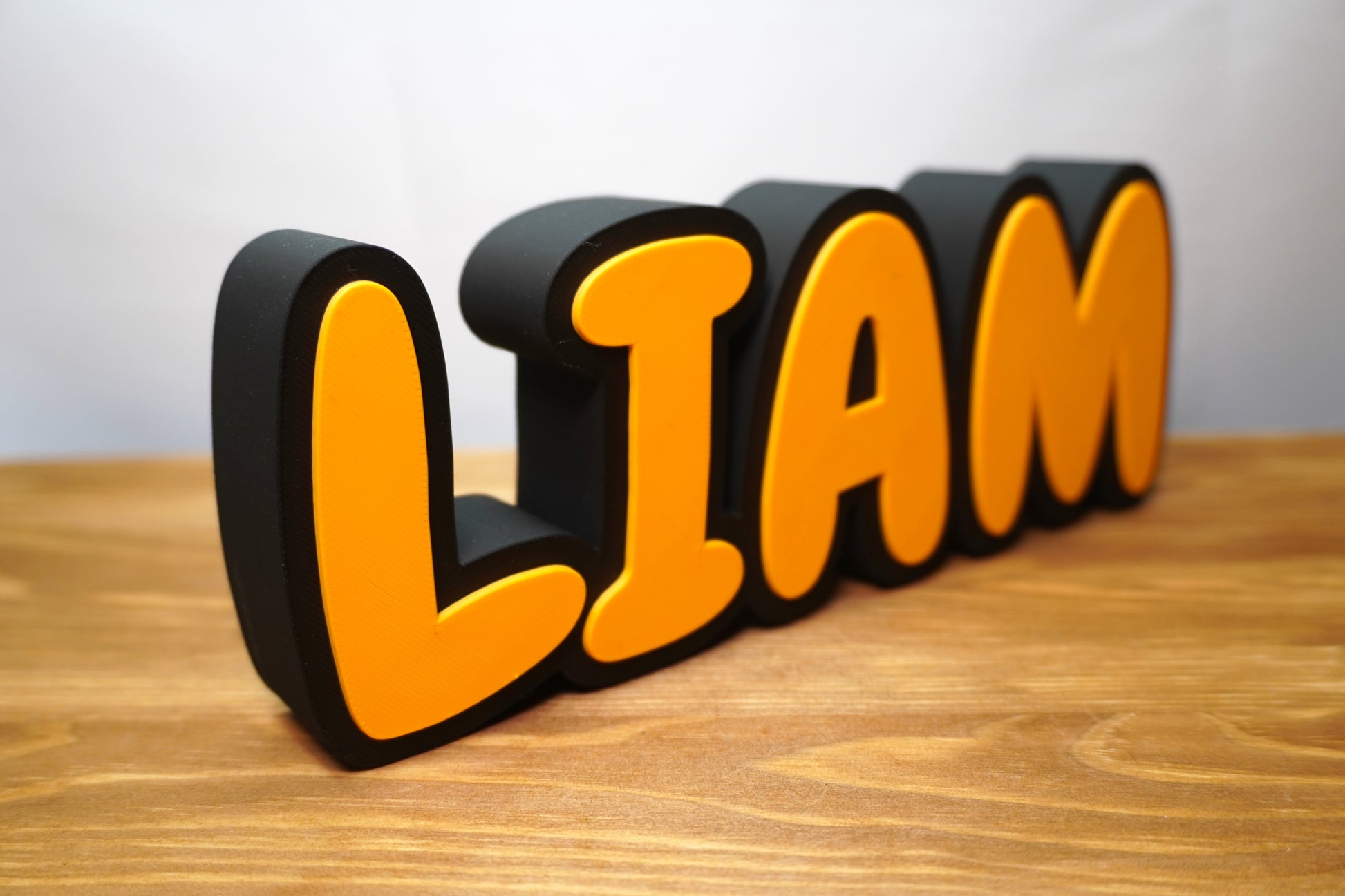 Namensschild mit individueller Farbauswahl für Name und Umrandung, stilvoll und personalisierbar