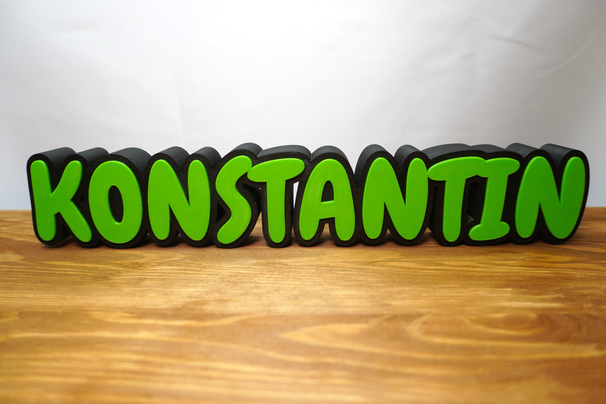 Personalisiertes Namensschild für den Schreibtisch, Name und Umrandung in verschiedenen Farben wählbar