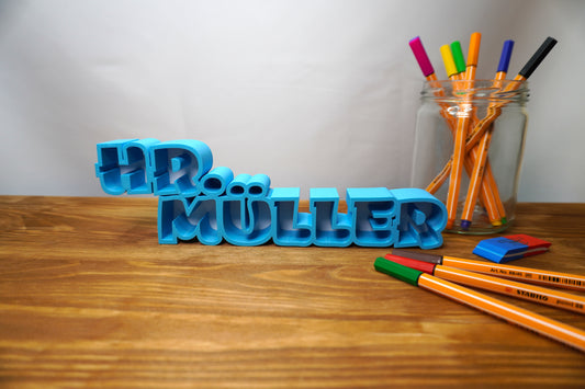 Personalisiertes Namensschild mit 3D-Effekt, frei wählbare Anrede und Farben, ideal für Lehrer und Kollegen