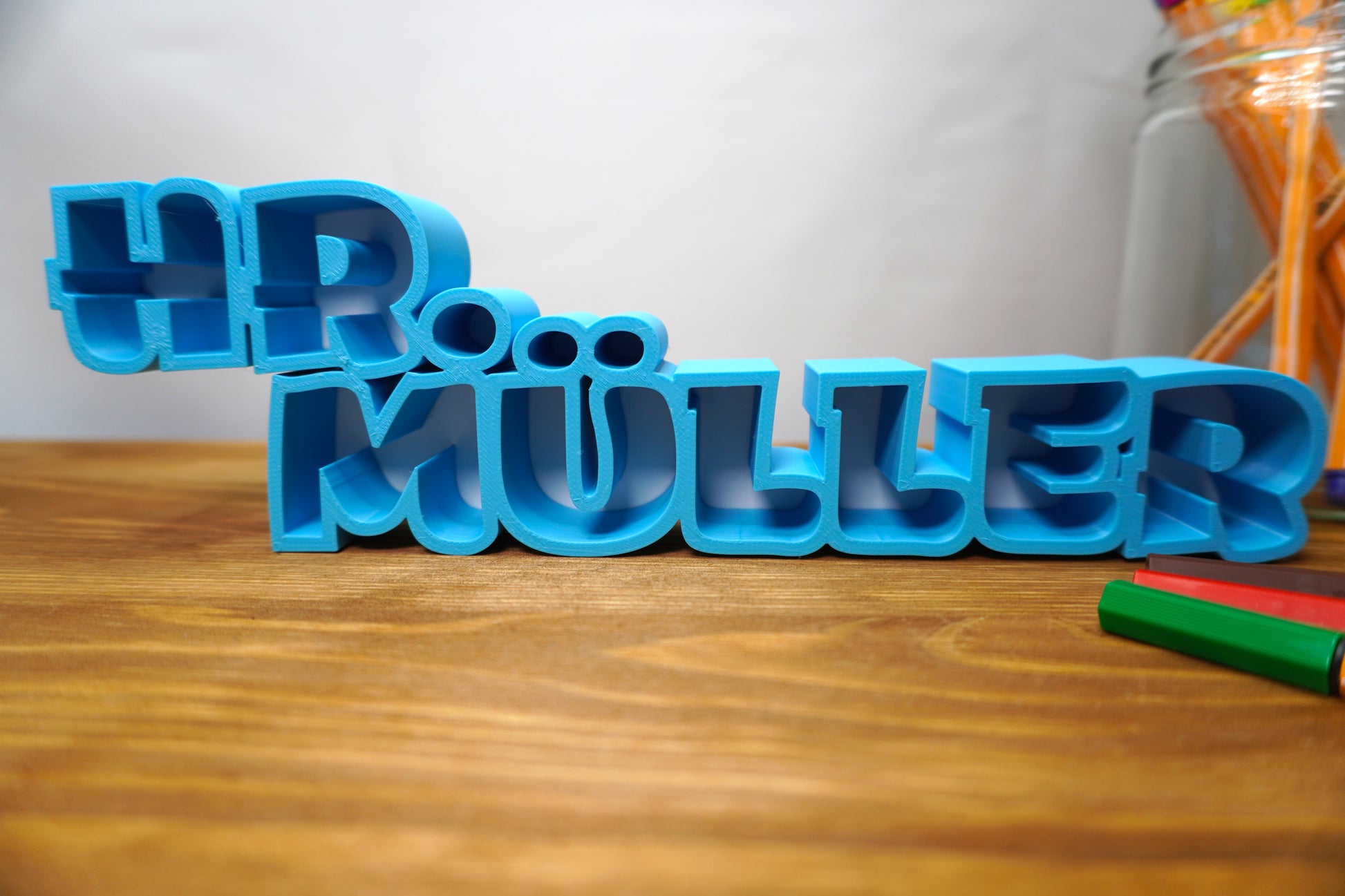 Namensschild mit 3D-Effekt und Anrede, individuell anpassbare Farben, ideal für Büro oder Lehrberuf