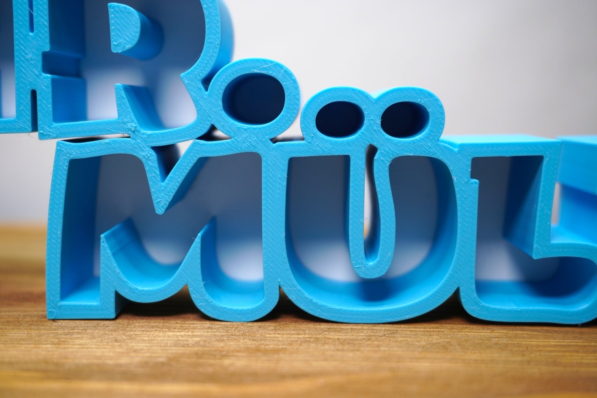 Personalisiertes Namensschild mit Anrede, farblich individuell anpassbar für Schriftzug und Innenflächen