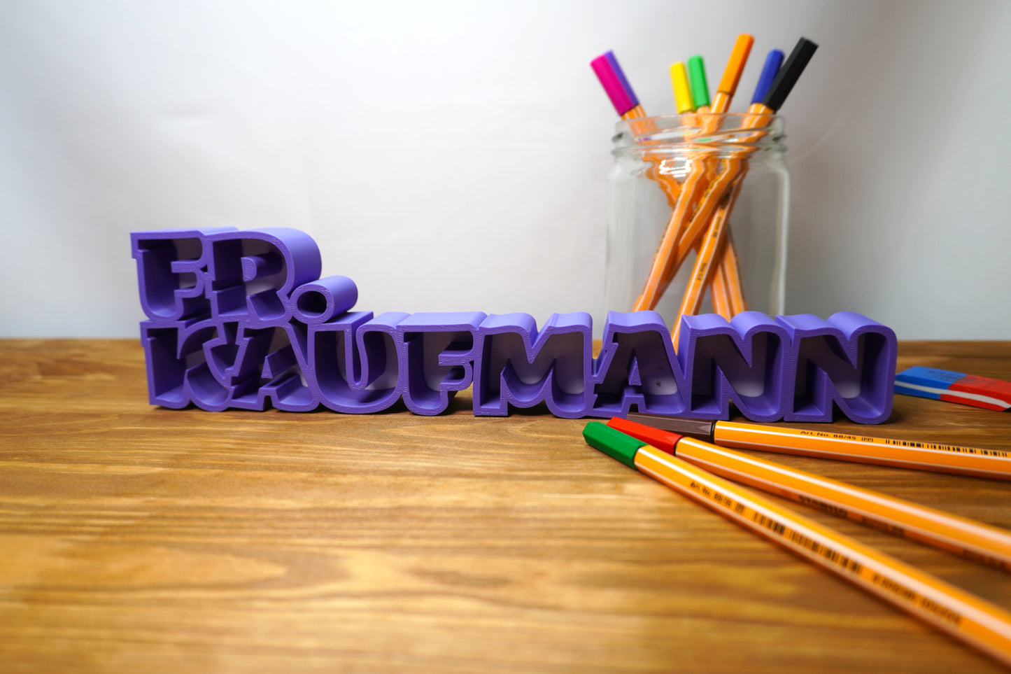 Namensschild für den Schreibtisch, personalisierbar mit Anrede und wählbarer Farbe für Name und Innenflächen