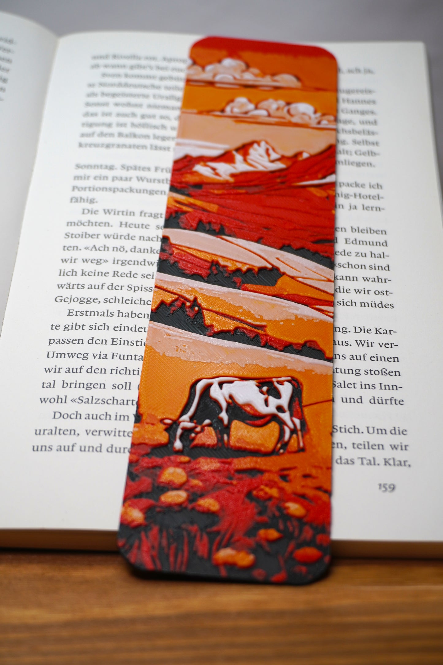 Stilvolles Lesezeichen mit Bergpanorama und grasender Kuh, perfektes Geschenk für Naturfreunde