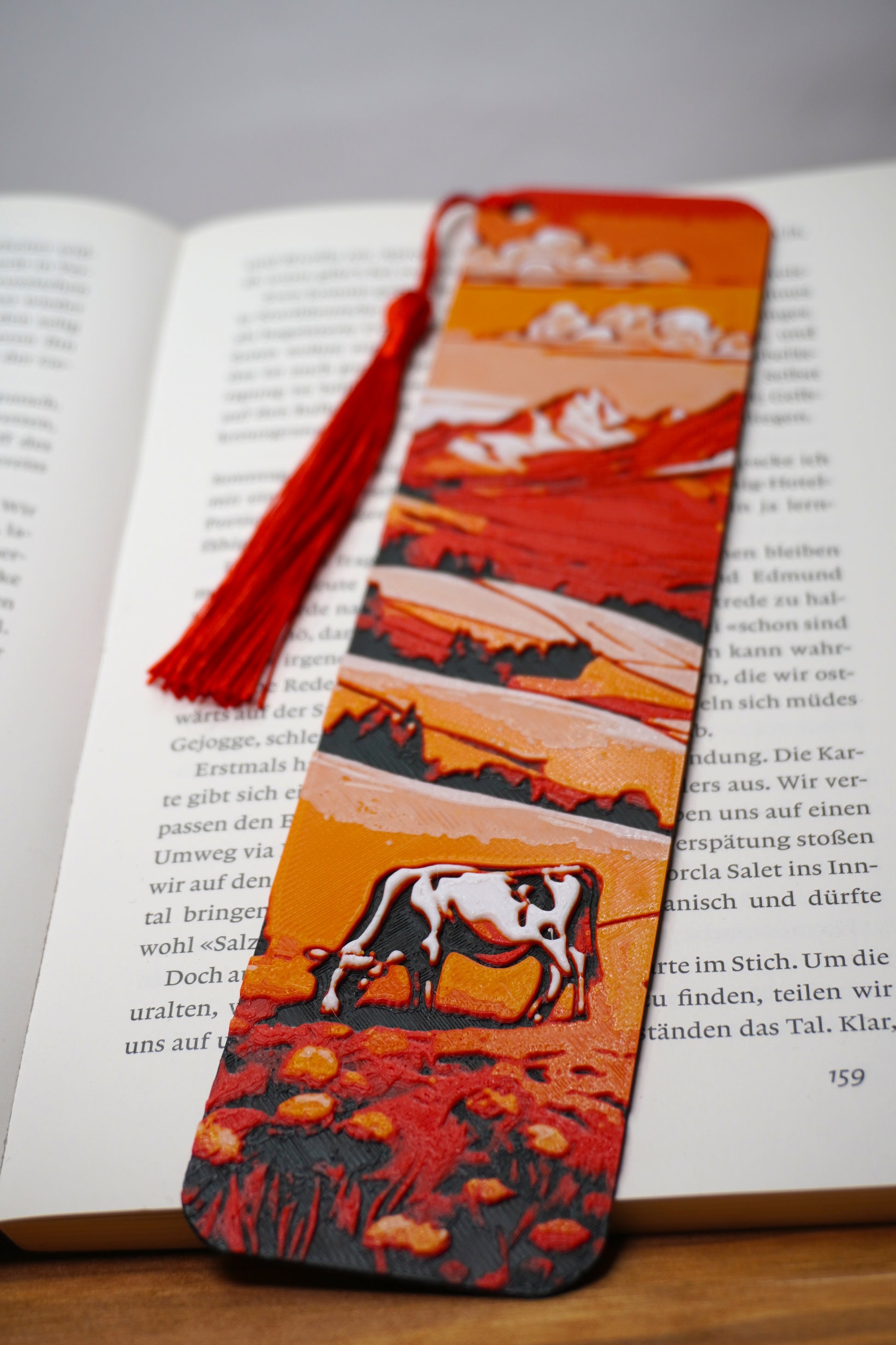 Lesezeichen im Naturdesign mit schneebedeckten Bergen und Kuh, wählbar mit oder ohne Quaste