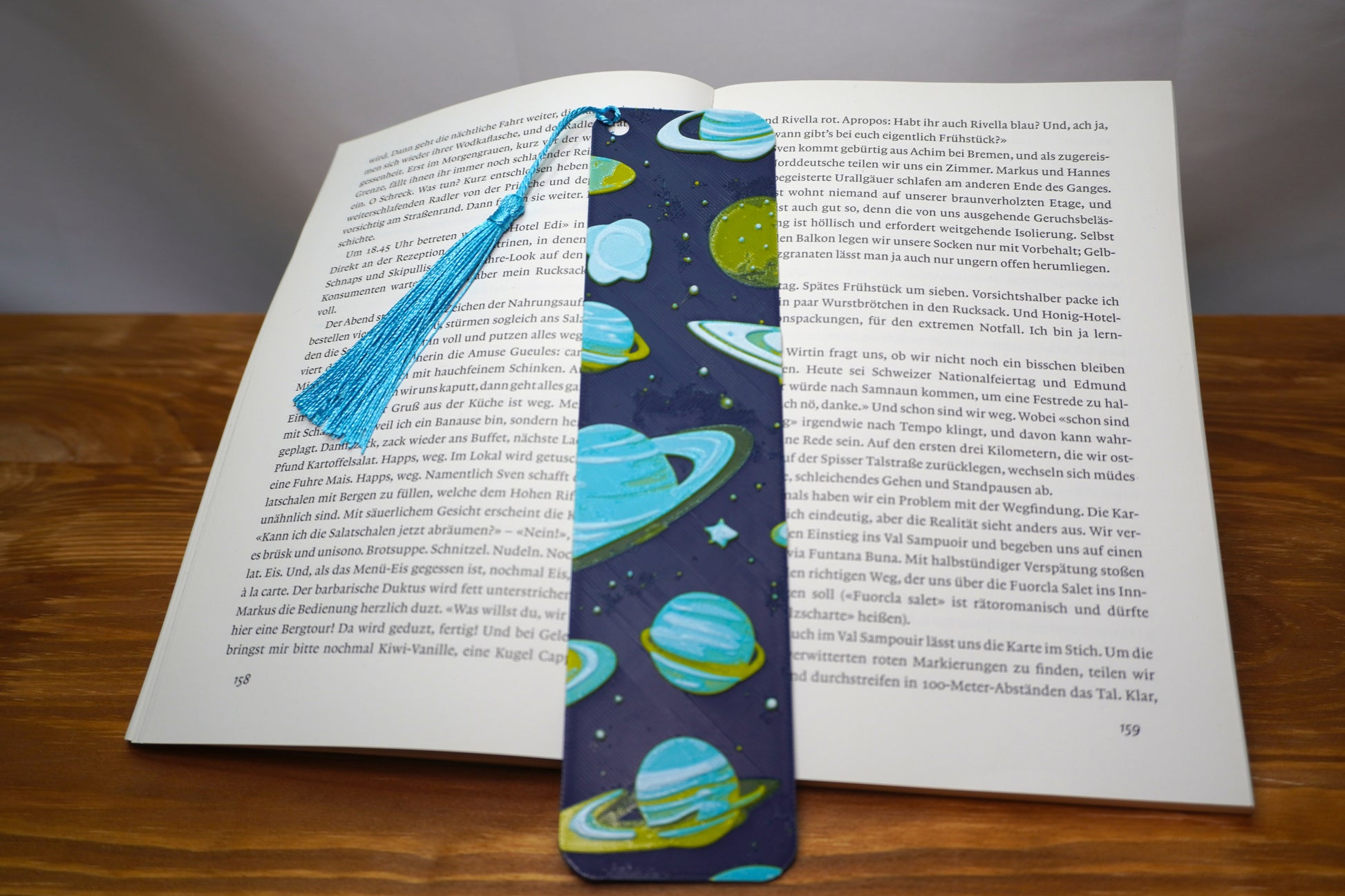 Lesezeichen mit Weltraummotiv, Planeten und Sterne, wahlweise mit oder ohne Quaste