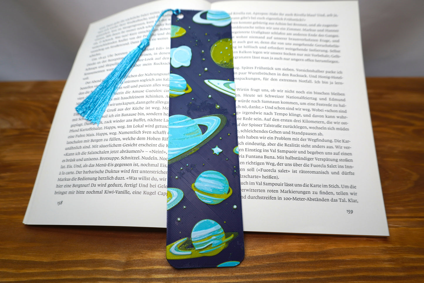 Lesezeichen im Weltraumdesign mit Quaste, ideal für Bücher- und Astronomiefans