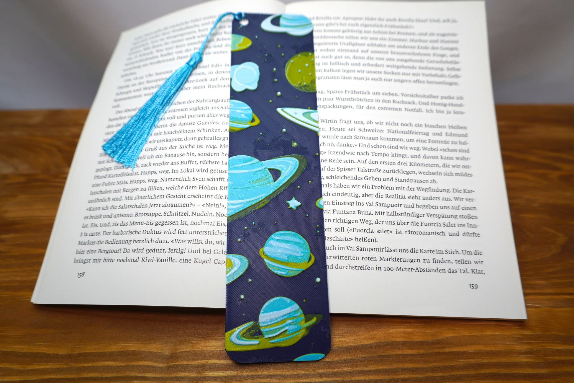 Lesezeichen im Weltraumdesign mit Quaste, ideal für Bücher- und Astronomiefans